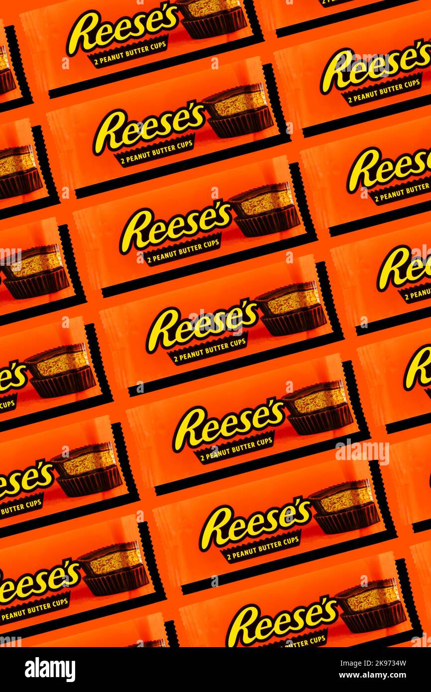 Eine bearbeitbare Nahaufnahme von Reese's Peanut-Butter-Becherstücken, die im Pop-Art-Stil wiederholt wird Stockfoto