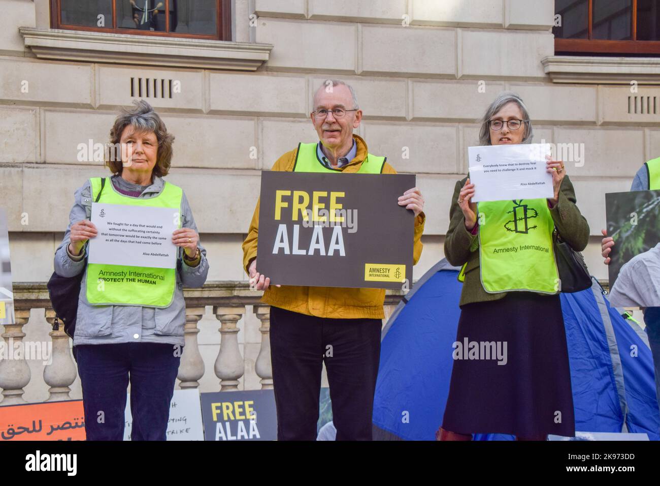 London, Großbritannien. 26. Oktober 2022. Demonstranten halten während der Demonstration vor dem Auswärtigen Amt, dem Commonwealth- und Entwicklungsbüro ein Plakat und Plakate mit seinen Zitaten mit dem Titel „Free Alaa“. Sanaa Seif, die Schwester von Alaa Abdel Fattah, einer in Ägypten inhaftierten britisch-ägyptischen Aktivistin, die seit über 200 Tagen im Hungerstreik ist, hat eine Sit-in vor dem Auswärtigen Amt in Westminster veranstaltet. Sie hat im Freien in einem Zelt geschlafen und wird dies auch weiterhin tun, bis Außenminister James geschickt zustimmt, sie zu treffen und die Bemühungen um seine Freilassung zu verstärken. Kredit: SOPA Images Limited/Alamy Live Nachrichten Stockfoto