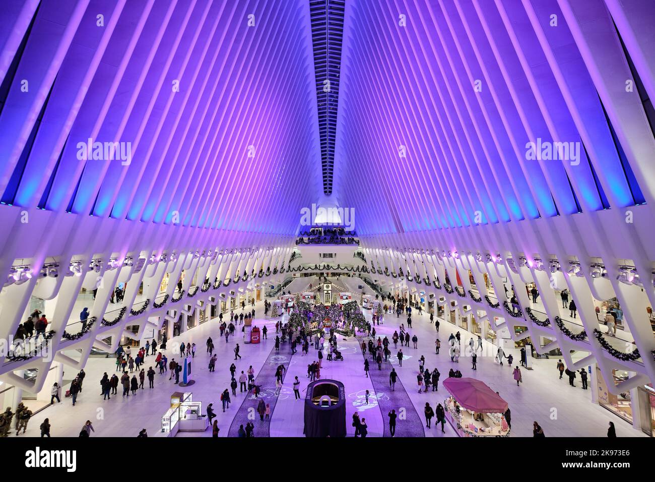 Eine wunderschöne Aussicht auf das Innere des Oculus in Manhattan, New York City, mit violetten Lichtern, die die riesige Halle erleuchten Stockfoto