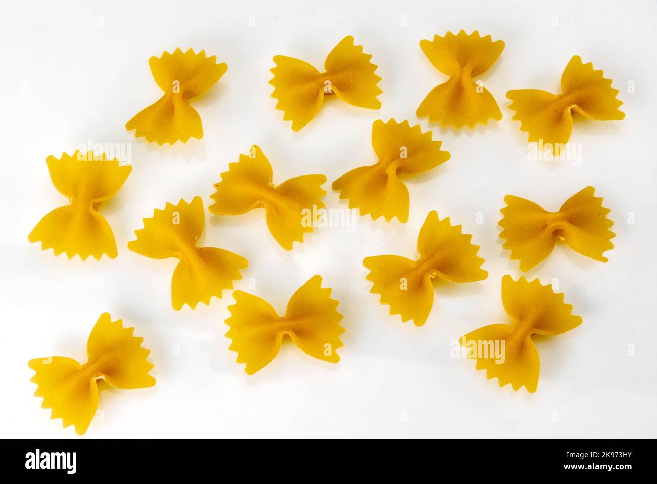 Italienische Pasta genannt Farfalle, Makkaroni in Form von Schmetterlingen isoliert auf weißem, schneidendem Pfad Stockfoto