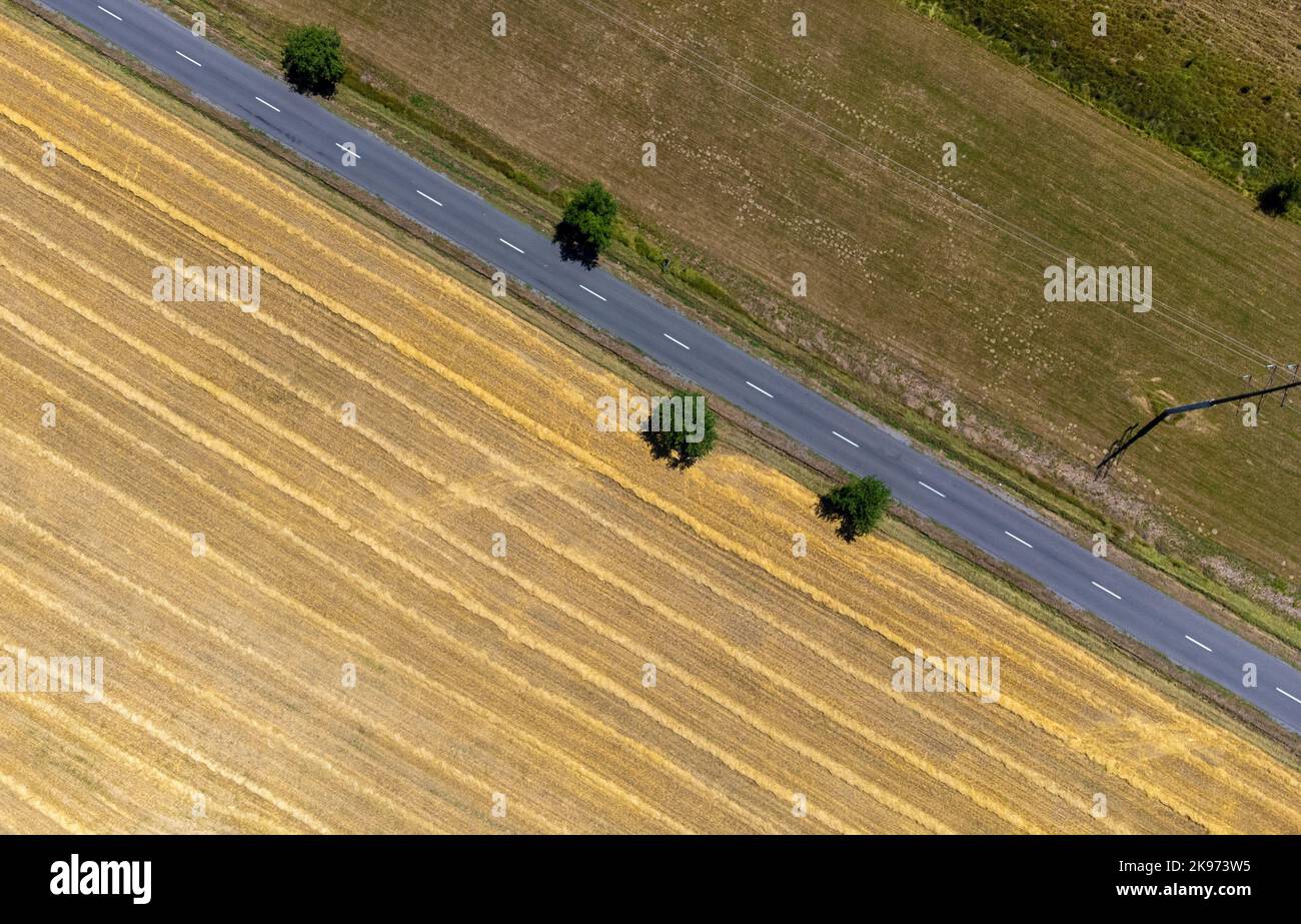 Eine Landschaft mit einer Straße und einem Feld von oben gesehen Stockfoto