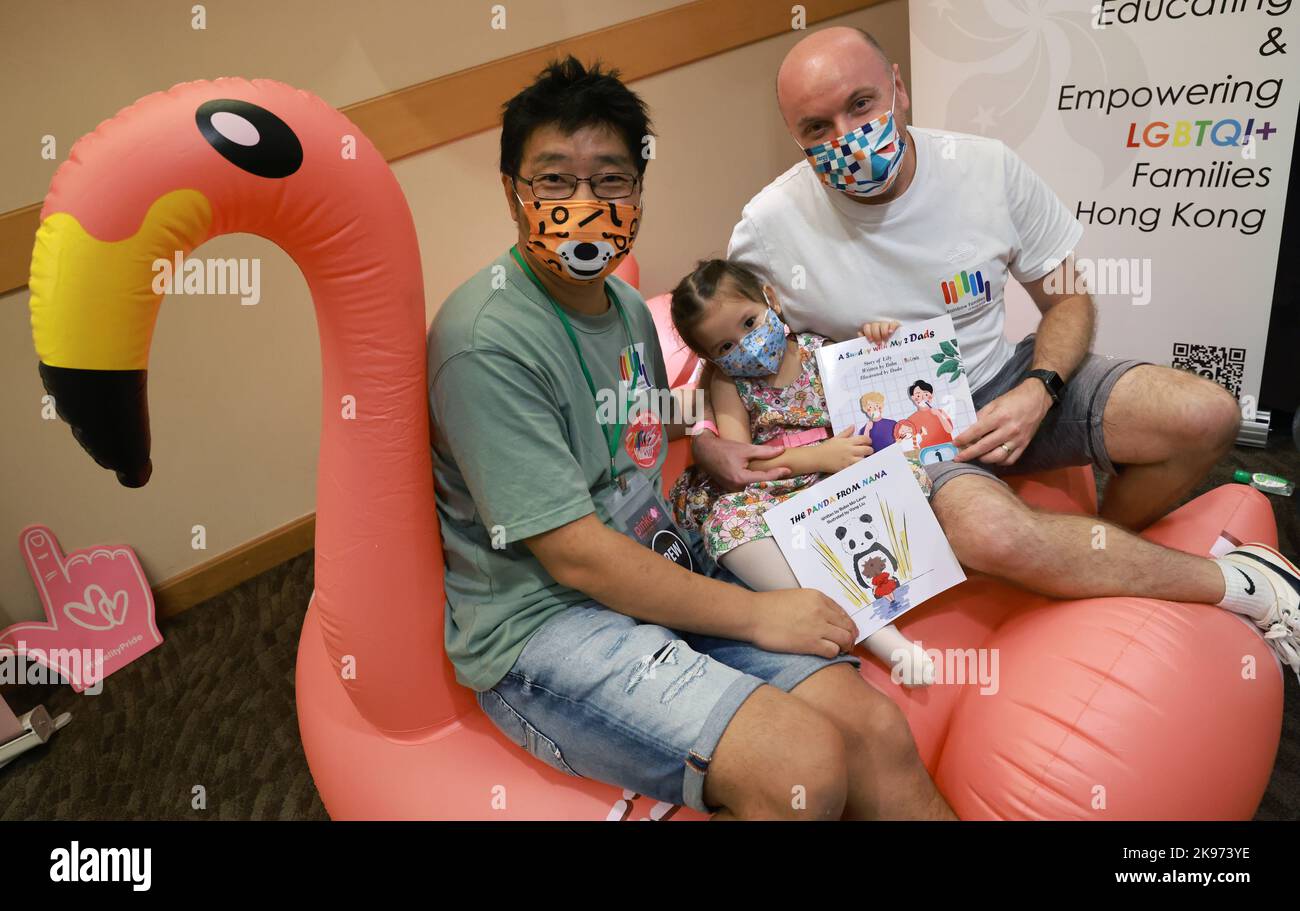 (L bis R) die schwulen Eltern Ma Hongyou, die Tochter Lily Ma-Lewis und Neil Lewis nehmen an der Pink Dot HK 2022 im Kowloon Bay International Trade & Exhibition Centre, Kowloon Bay, Teil. 23OCT22. SCMP/May Tse Stockfoto