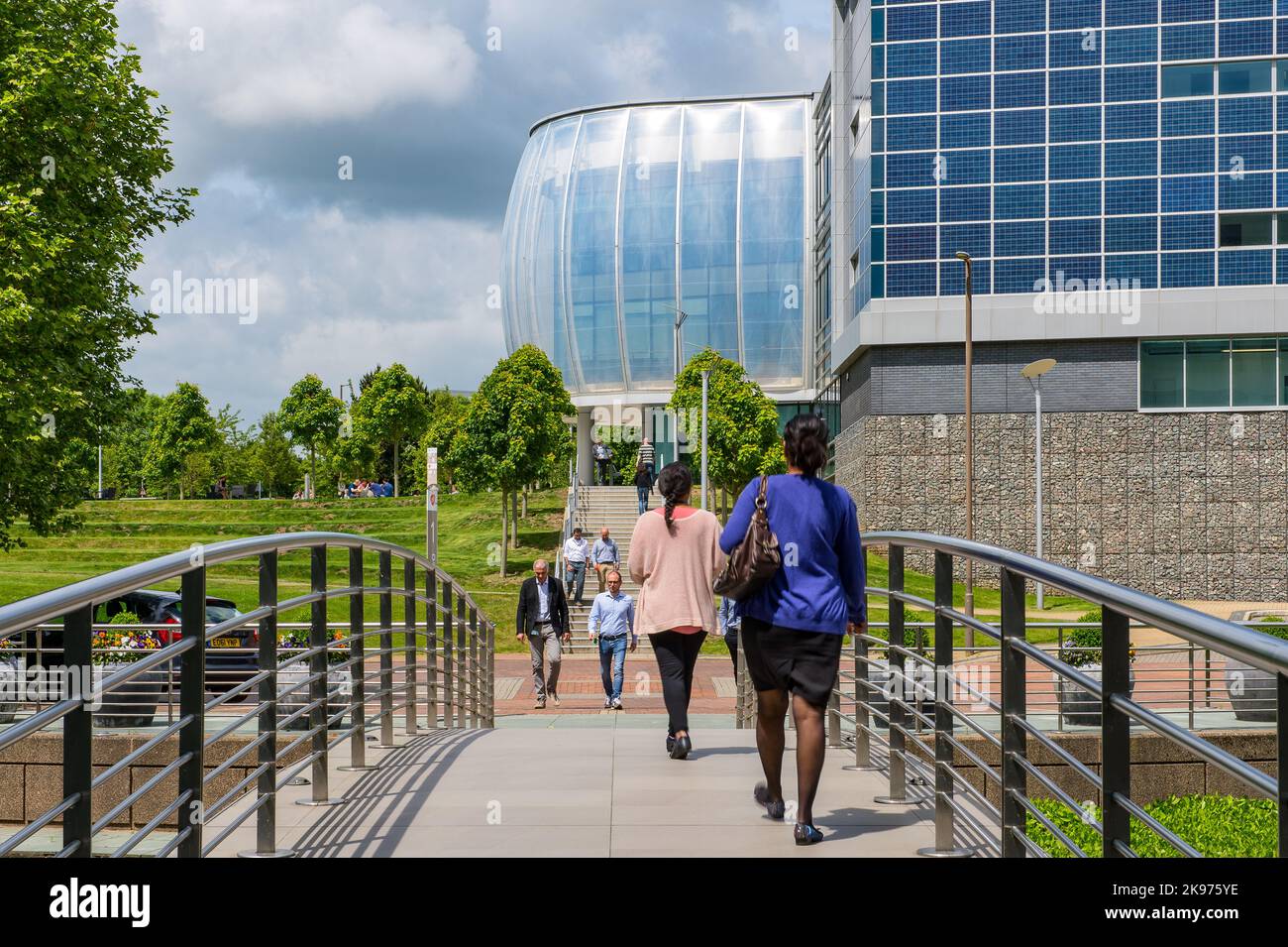 Büroangestellte gehen über die Fußgängerbrücke Stockfoto