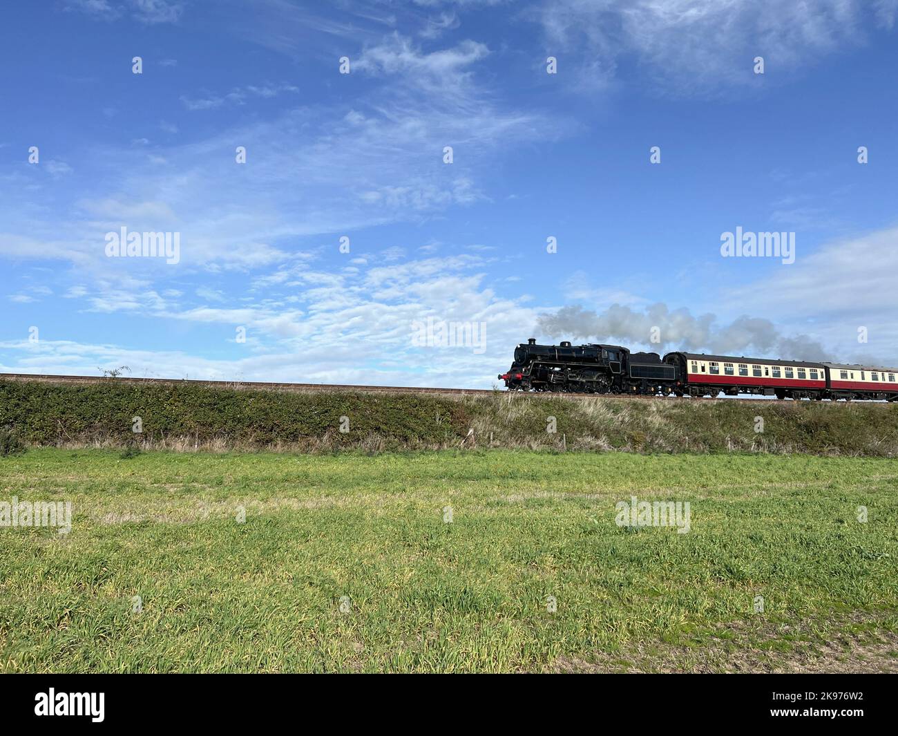 Eine Dampfeisenbahn, die durch die offene Landschaft fährt Stockfoto