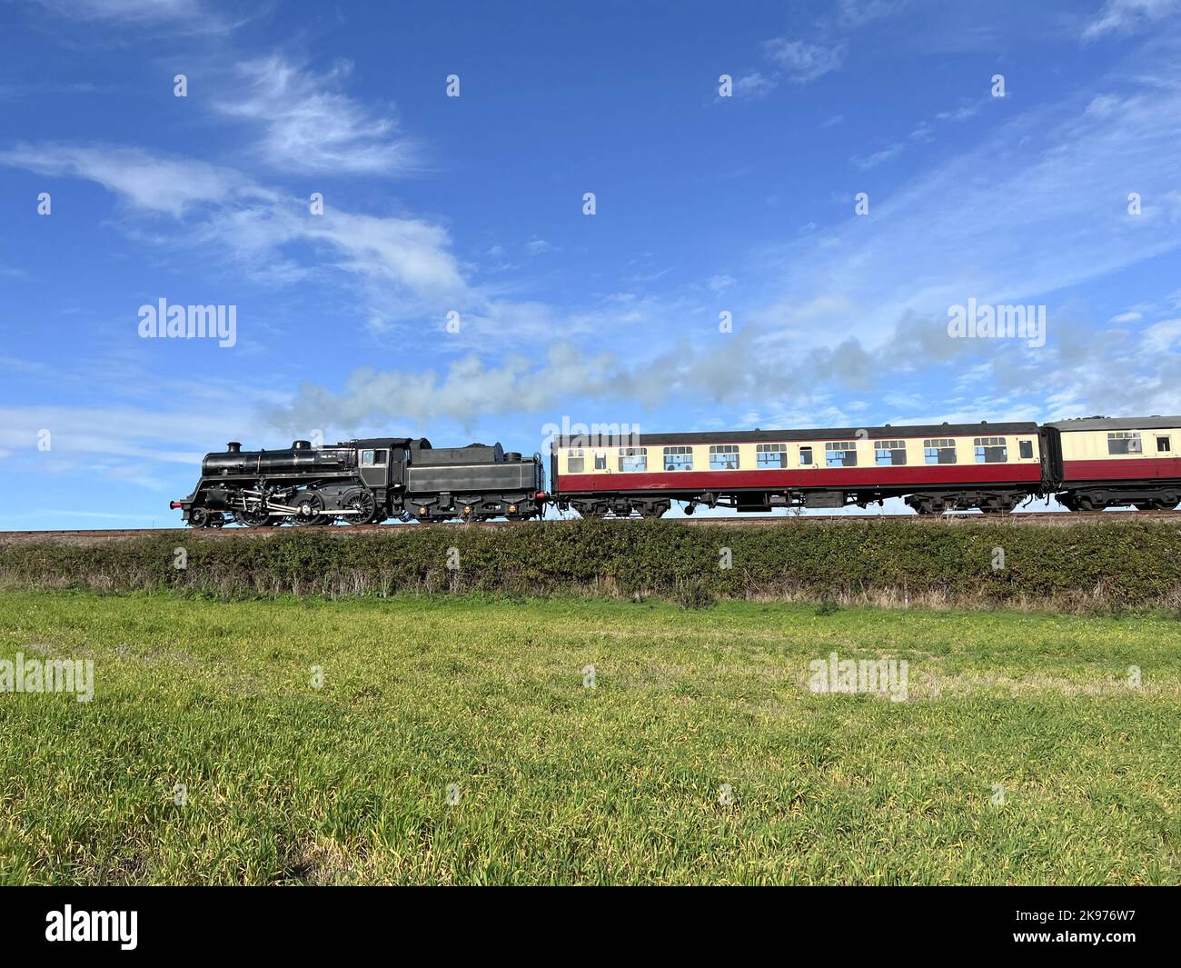 Eine Dampfeisenbahn, die durch die offene Landschaft fährt Stockfoto