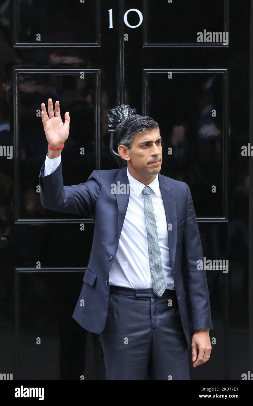 London, Großbritannien. 25. Oktober 2022. Der neue britische Premierminister Rishi Sunak winkt aus den Stufen der Downing Street Nr. 10, nachdem er vor den nationalen und internationalen Medien eine Erklärung abgegeben hat. Rishi Sunak ist der erste nicht-weiße und der jüngste Premierminister. (Foto von Steve Taylor/SOPA Images/Sipa USA) Quelle: SIPA USA/Alamy Live News Stockfoto