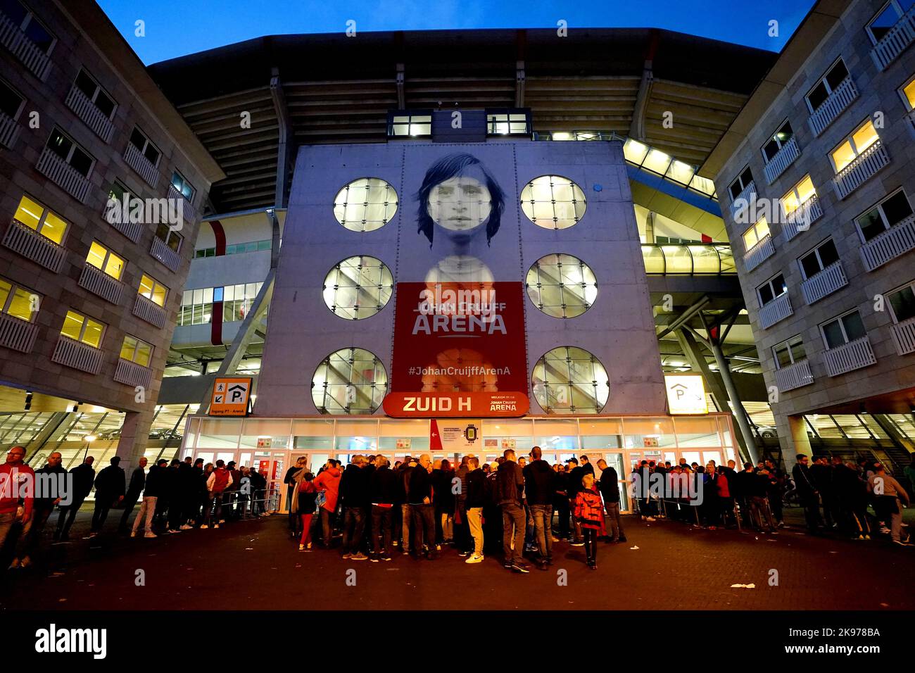 Die Fans stehen Schlange, um das Stadion vor dem Spiel der UEFA Champions League-Gruppe A in der Johan Cruyff Arena in Amsterdam, Niederlande, zu betreten. Bilddatum: Mittwoch, 26. Oktober 2022. Stockfoto