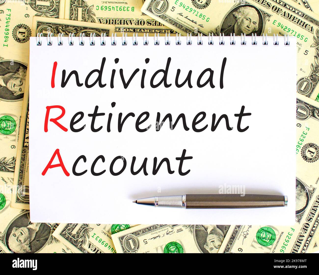 IRA-Symbol für individuelles Rentenkonto. Konzept Wörter IRA individuelle Rentenkonto auf weißem Hinweis auf Hintergrund von Dollar-Scheine. IRA für Unternehmen Stockfoto IRA-Symbol für individuelles Rentenkonto. Konzept Wörter IRA individuelle Rentenkonto auf weißem Hinweis auf Hintergrund von Dollar-Scheine. IRA für Unternehmen Stockfoto