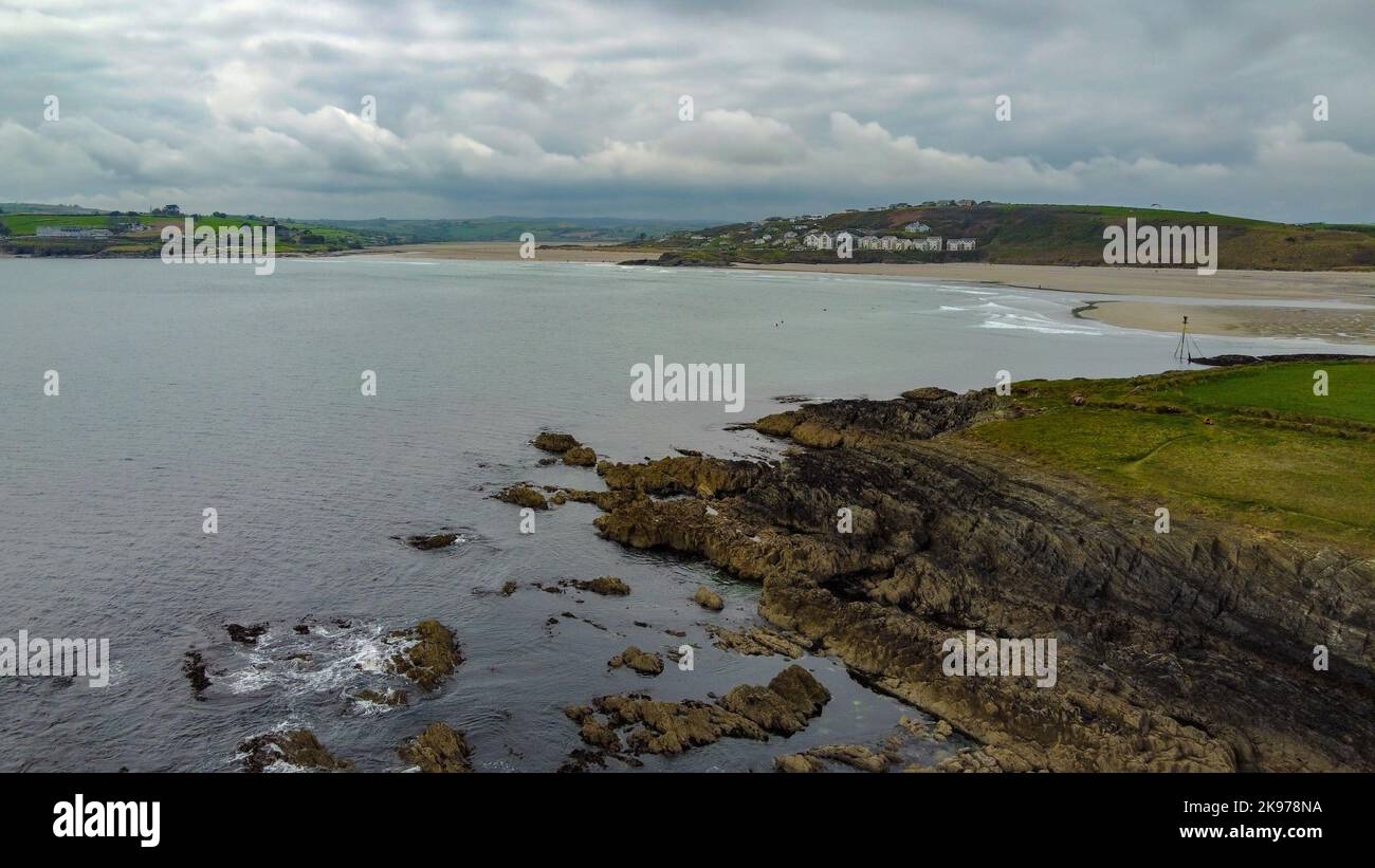 Drohne aus der Sicht. Meeresküste bei bewölktem Wetter, Blick von oben. Die felsige Küste des Atlantischen Ozeans. Natur Nordeuropas. Stockfoto