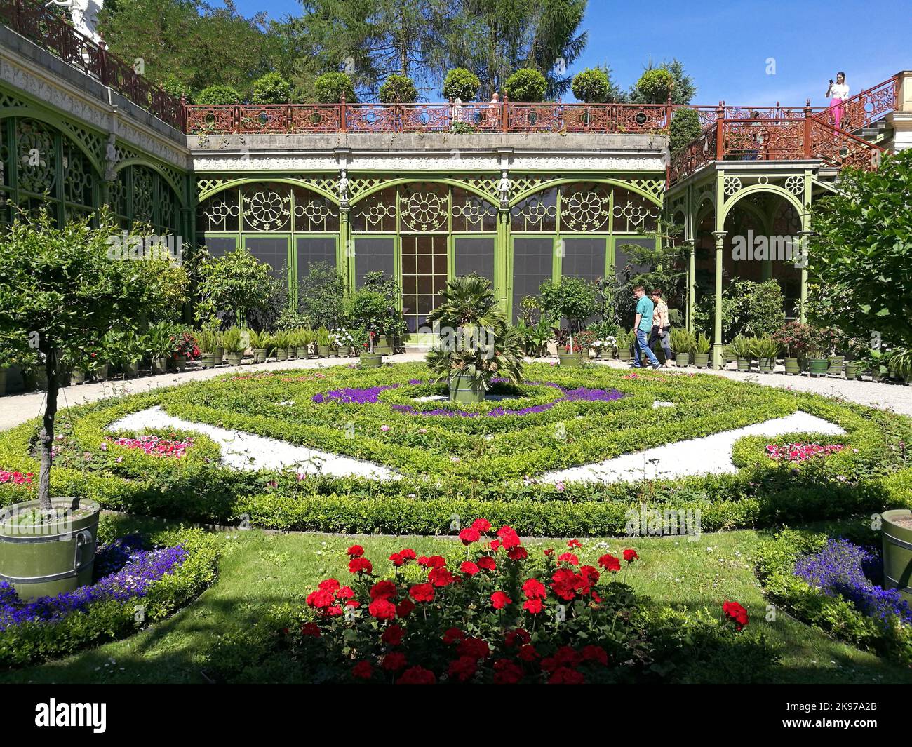 Schwerin, Deutschland - Juli 17. 2022: Im barocken Teil des Schlossgartens  sehen die Menschen Blumen und Pflanzen Stockfotografie - Alamy