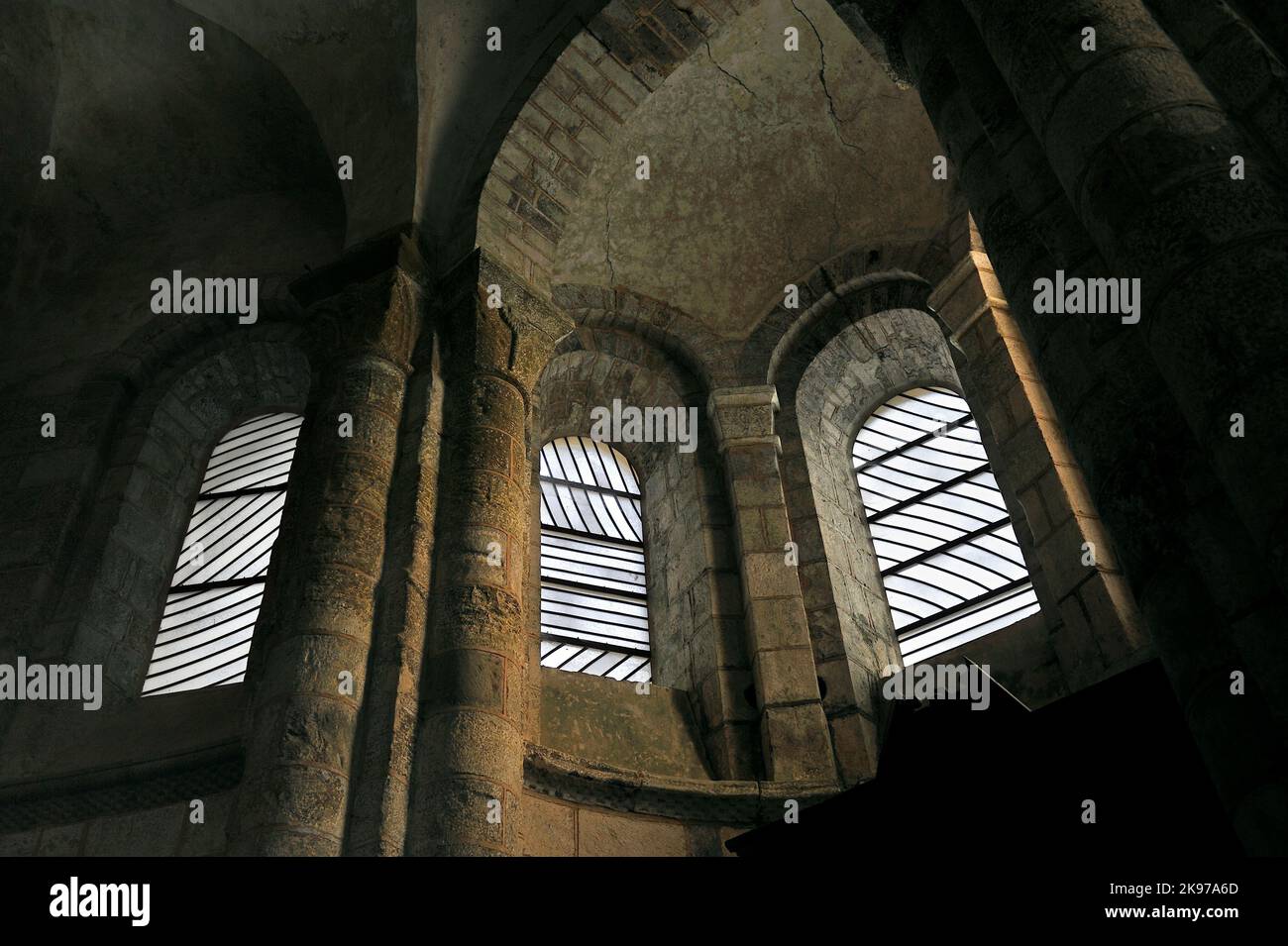 Frankreich, Aveyron (12) Conques. Im Jahr 1986 fertigte Pierre Soulages 104 Buntglasfenster in der Abtei (erbaut im 11.. Jahrhundert) an und ist heute ein Meilenstein auf der WA Stockfoto