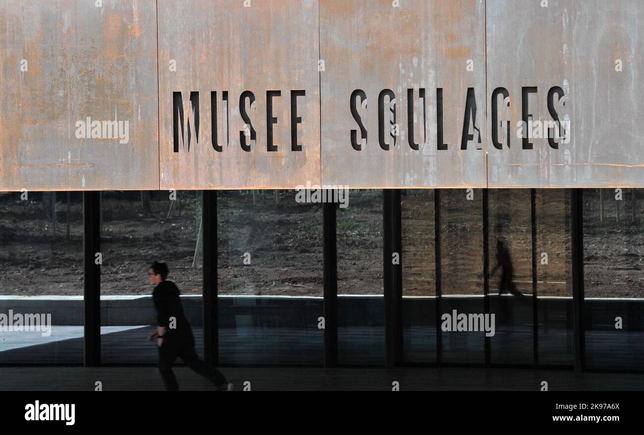 Frankreich, Aveyron (12) Rodez. Musée Soulages. Entworfen und gebaut von den katalanischen Architekten RCR arquitectes, ist es komplett mit Corten-Stahl bedeckt. Stockfoto