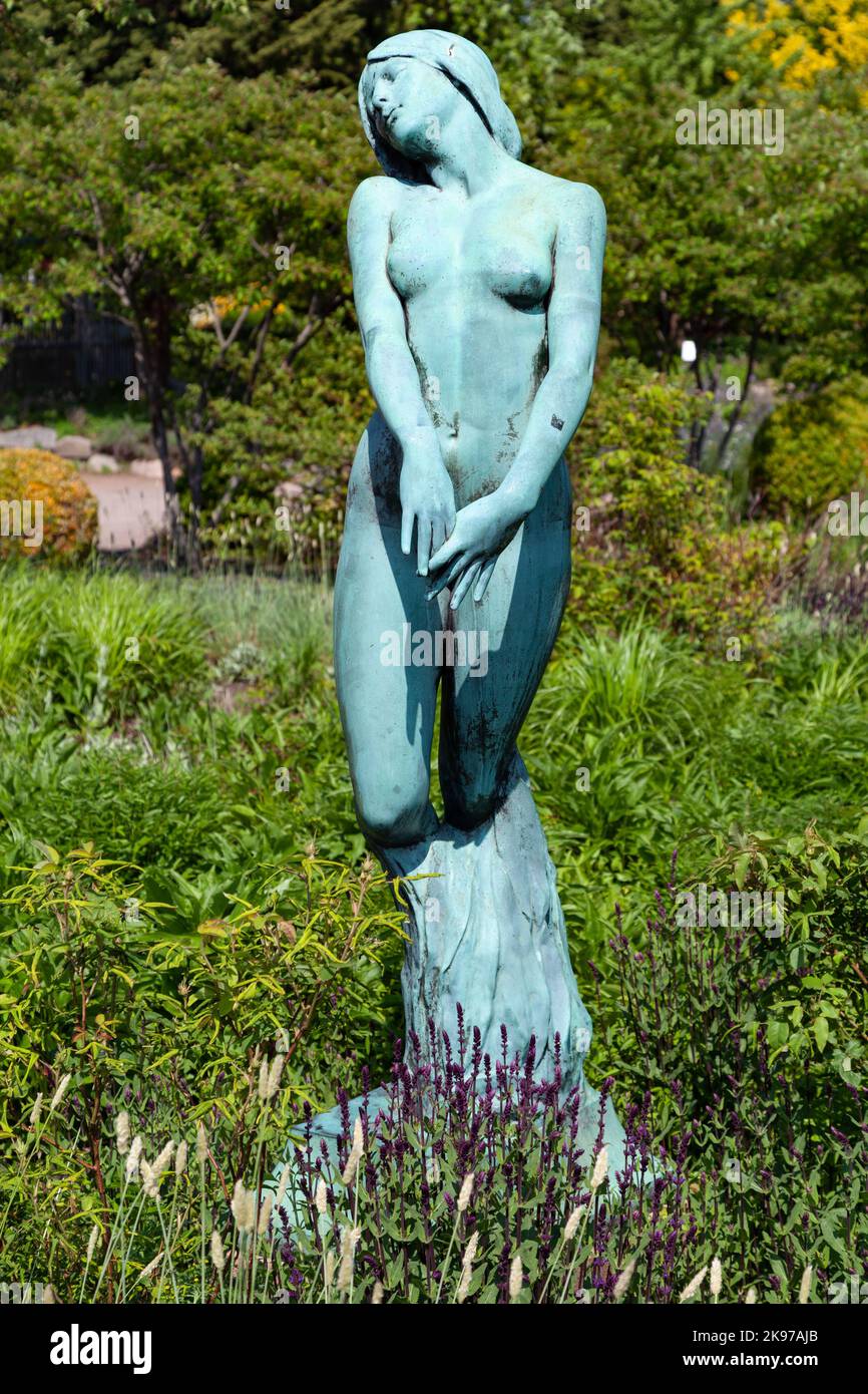 Eine vertikale Aufnahme einer Statue einer Frau im Park Garden Society of Gothenburg, Schweden Stockfoto