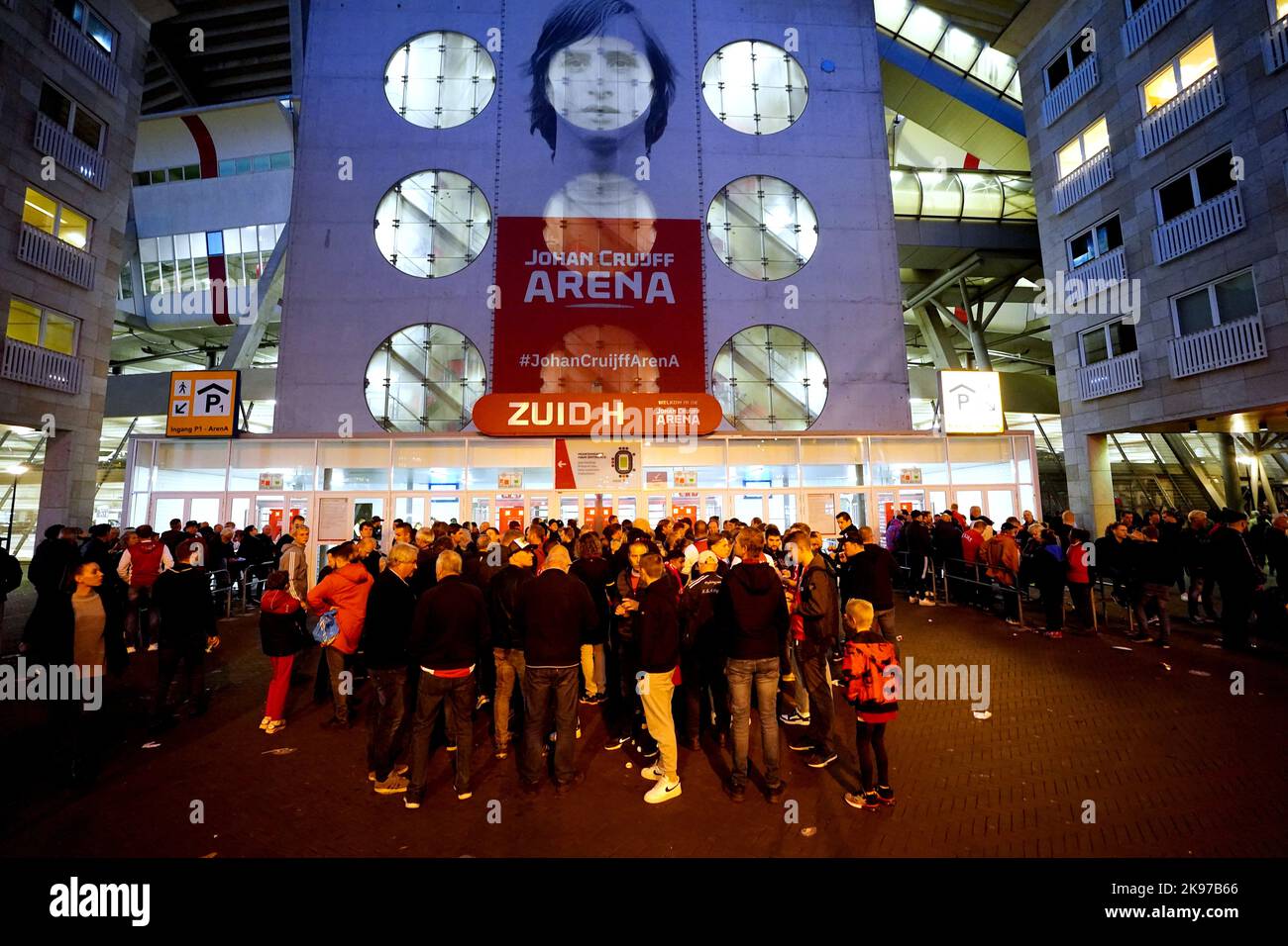 Die Fans stehen Schlange, um das Stadion vor dem Spiel der UEFA Champions League-Gruppe A in der Johan Cruyff Arena in Amsterdam, Niederlande, zu betreten. Bilddatum: Mittwoch, 26. Oktober 2022. Stockfoto