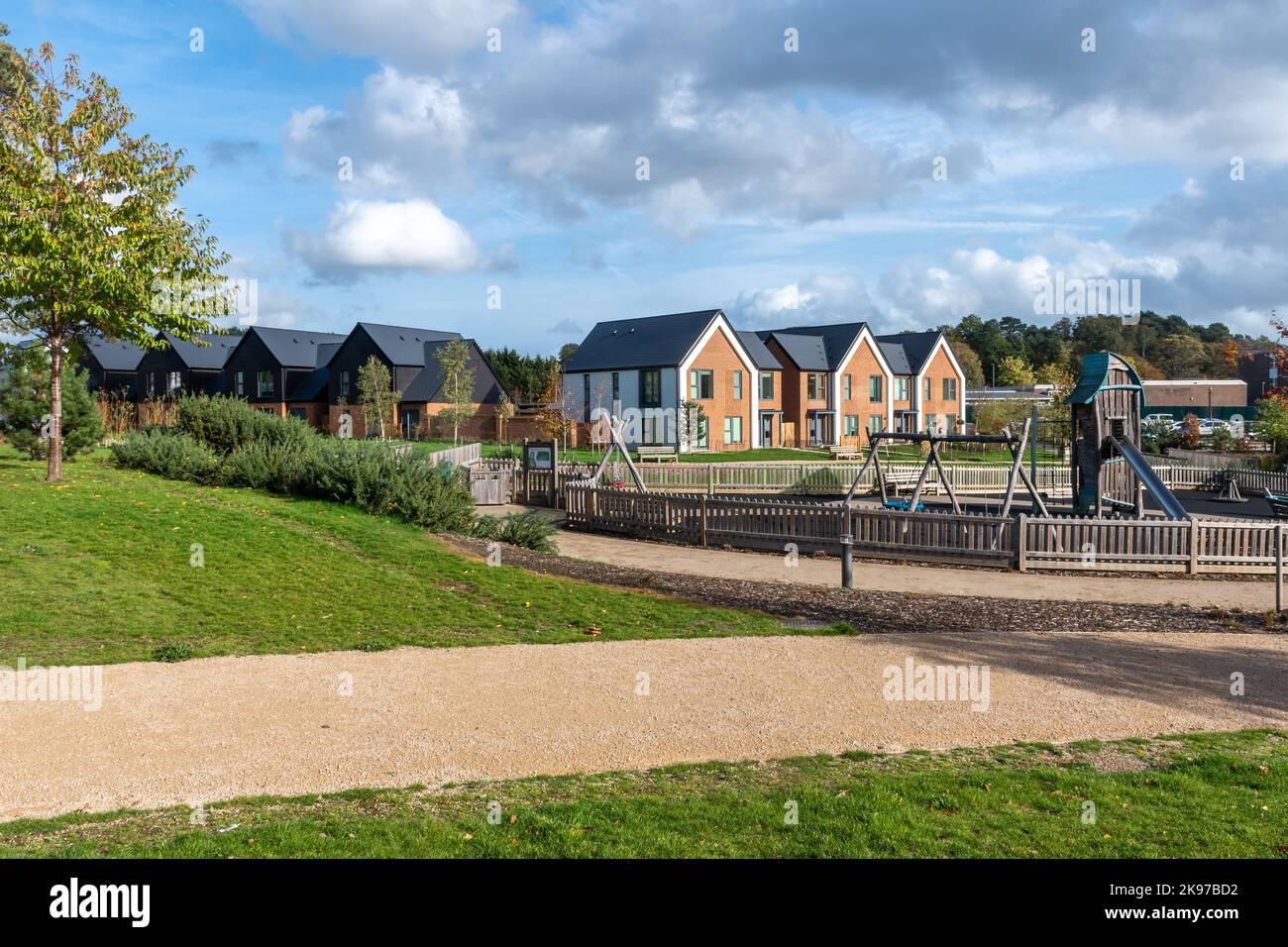 Im Jahr 2022 wurde in Deepcut, Surrey, England, eine neue Wohnsiedlung namens Mindenhurst, eröffnet. Mit dem Kinderspielplatz. Stockfoto