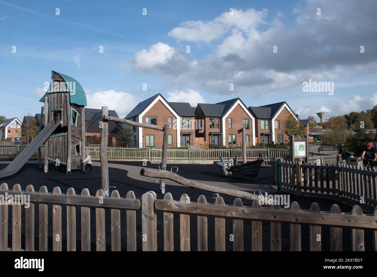 Im Jahr 2022 wurde in Deepcut, Surrey, England, eine neue Wohnsiedlung namens Mindenhurst, eröffnet. Mit dem Kinderspielplatz. Stockfoto