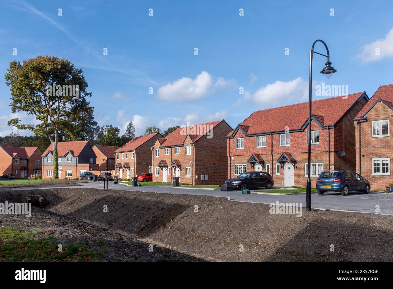 2022 wurde in Deepcut, Surrey, England, ein neues Wohnbauland namens Mindenhurst eröffnet. Neue Häuser in Cala Häuser Häuser Häuser. Stockfoto