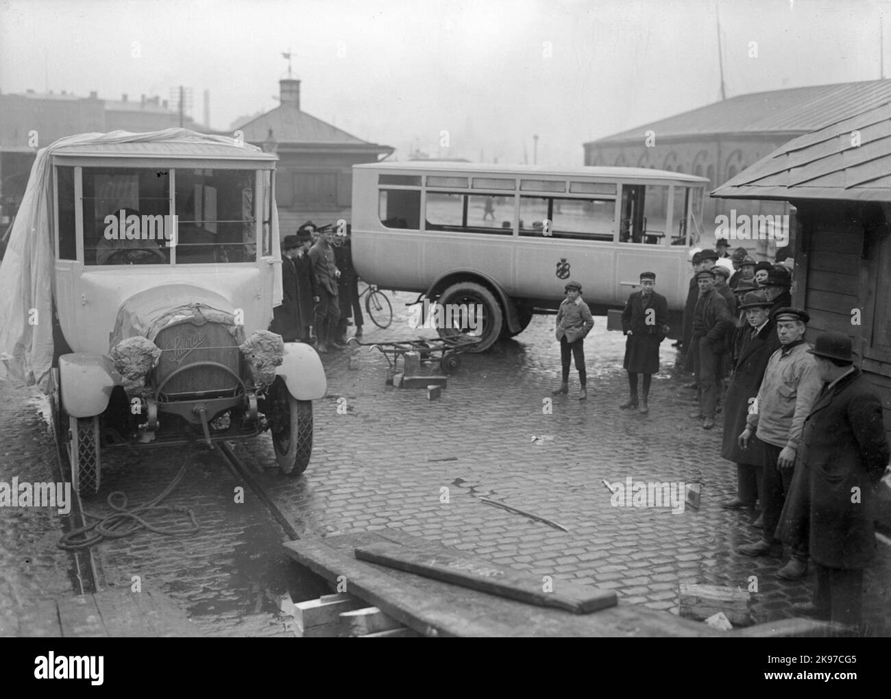 Packhuskajen 1923. Zwei der vier ersten Busse von Göteborg wurden per Bahn ausgeliefert. Stockfoto