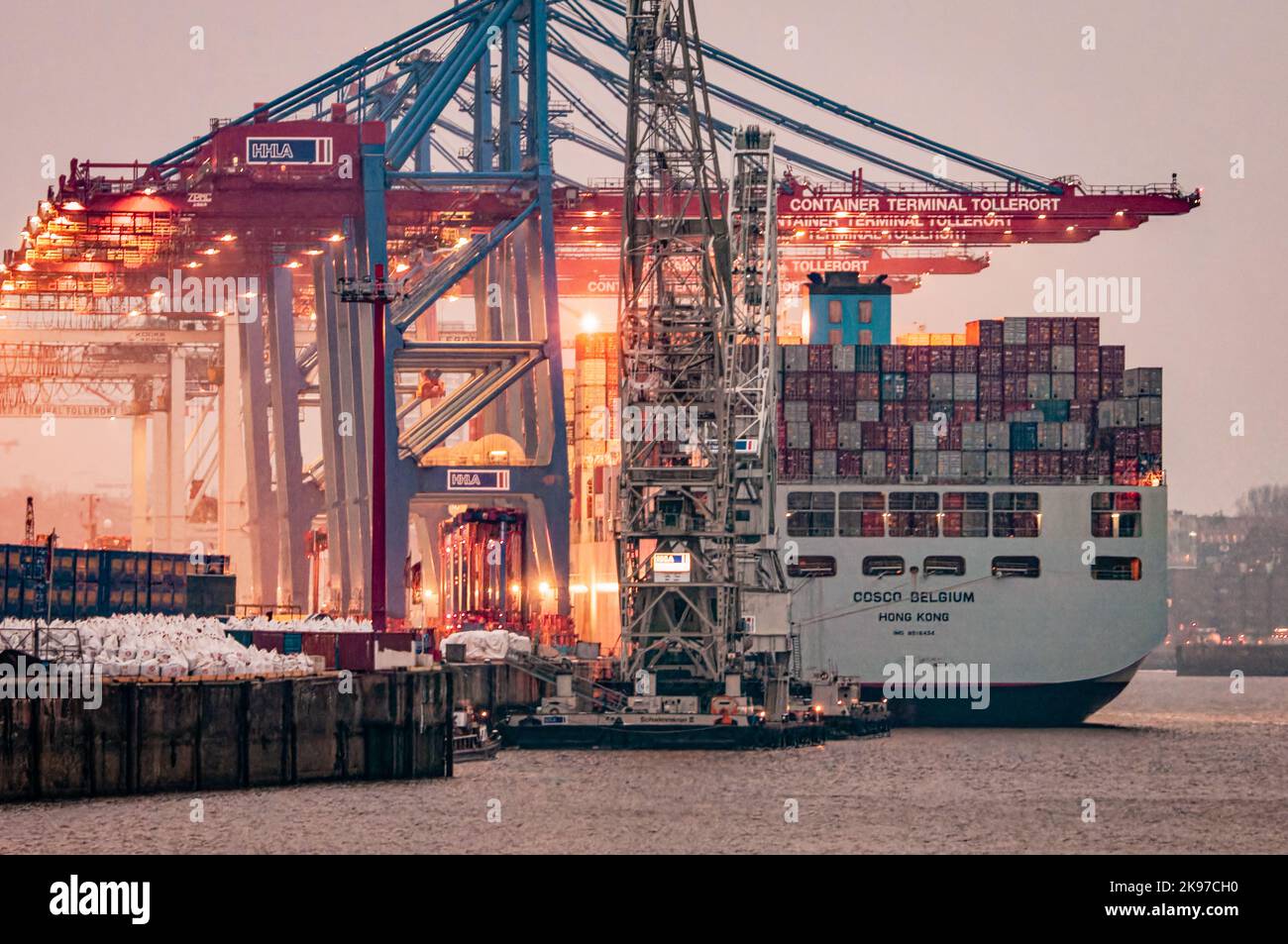 Hamburg, 23. Februar 2014: COSCO Container Schiff im Hamburger Hafen am Container Terminal Tollerort. Stockfoto