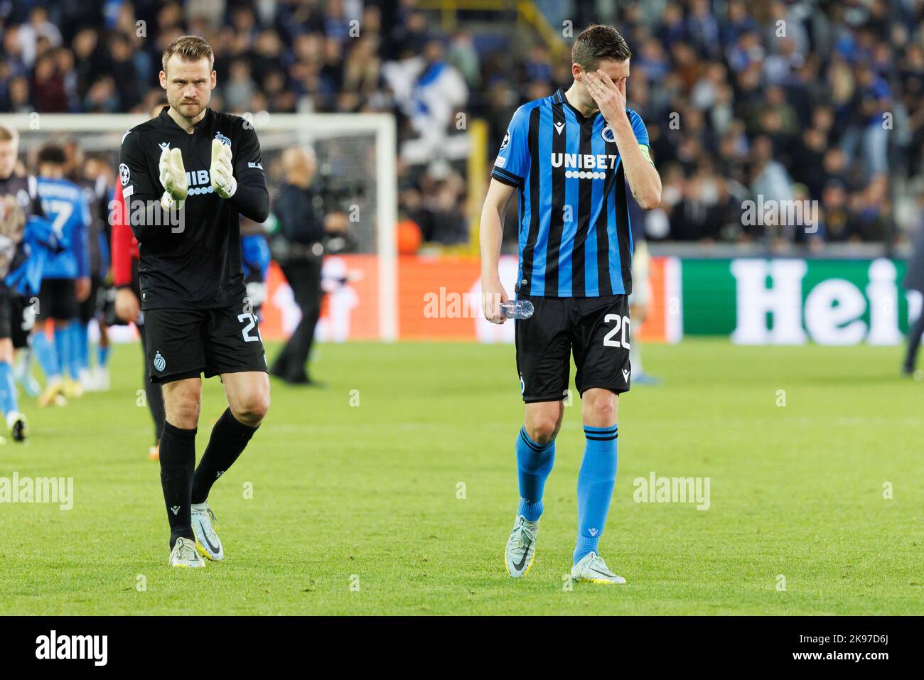 Brügge, Belgien, 26. Oktober 2022, Club Torwart Simon Mignolet und Club's Hans Vanaken sehen niedergeschlagen, nachdem sie das Spiel zwischen dem belgischen Fußballteam Club Brugge KV und dem portugiesischen FC Porto verloren haben, Mittwoch, 26. Oktober 2022 in Brügge, Belgien, das fünfte Spiel in der UEFA Champions League Gruppenphase. BELGA FOTO KURT DESPLENTER Stockfoto