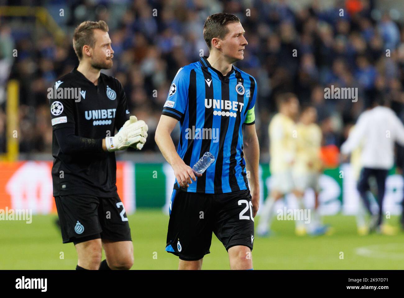 Brügge, Belgien, 26. Oktober 2022, Club Torwart Simon Mignolet und Club's Hans Vanaken sehen niedergeschlagen, nachdem sie das Spiel zwischen dem belgischen Fußballteam Club Brugge KV und dem portugiesischen FC Porto verloren haben, Mittwoch, 26. Oktober 2022 in Brügge, Belgien, das fünfte Spiel in der UEFA Champions League Gruppenphase. BELGA FOTO KURT DESPLENTER Stockfoto