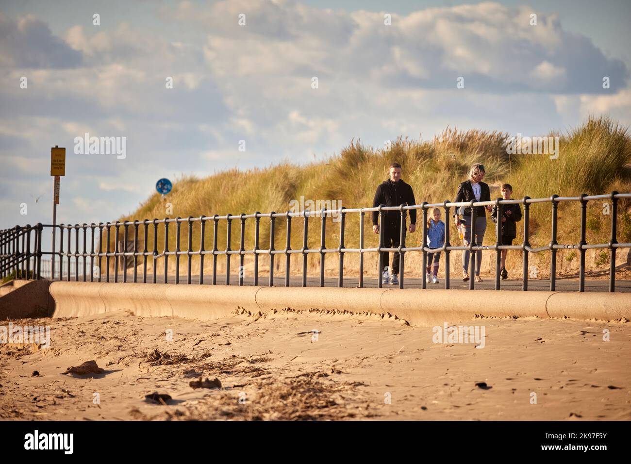Crosby Beach und der parallele Sefton Coastal Path Stockfoto