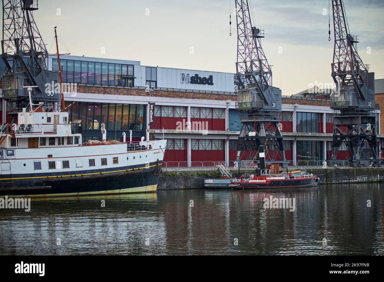 Bristol Stadtzentrum, M Shed Museum Princes Wharf Bristol City Docks Hafen und Dampfer MV Balmoral Stockfoto