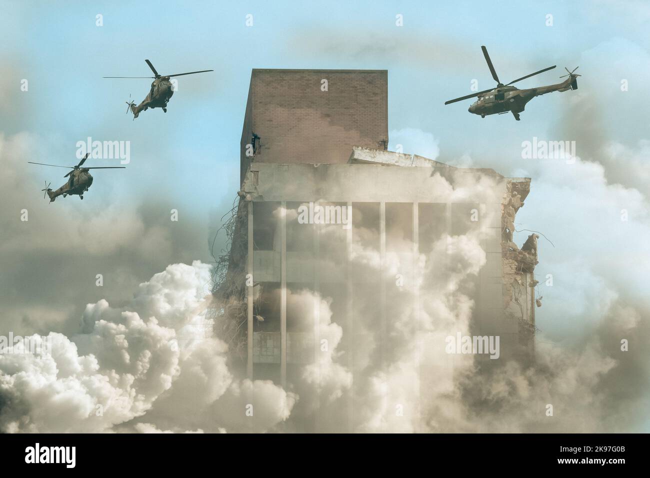 Militärhubschrauber greifen große Gebäude an. Ukraine, Russland Kriegskonzept/Kompositbild Stockfoto