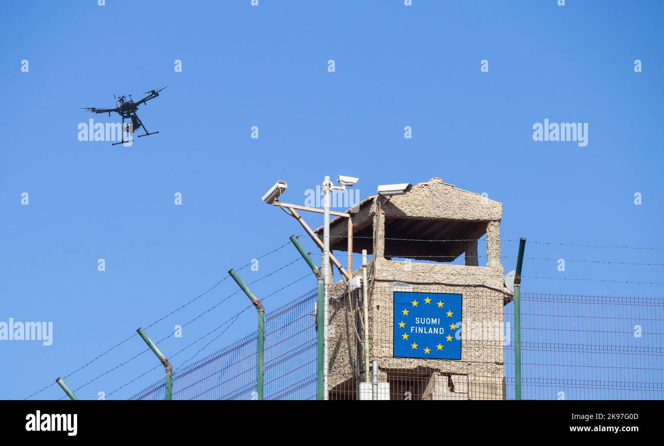 Finnland Russland Grenzzaun und Wachturm mit Drohne. Konzeptbild. Stockfoto