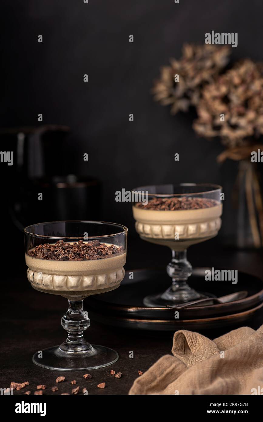 Food-Fotografie von Dessert, Mousse, Panna Cotta, Creme, Pudding, Schokoladenspitzen Stockfoto