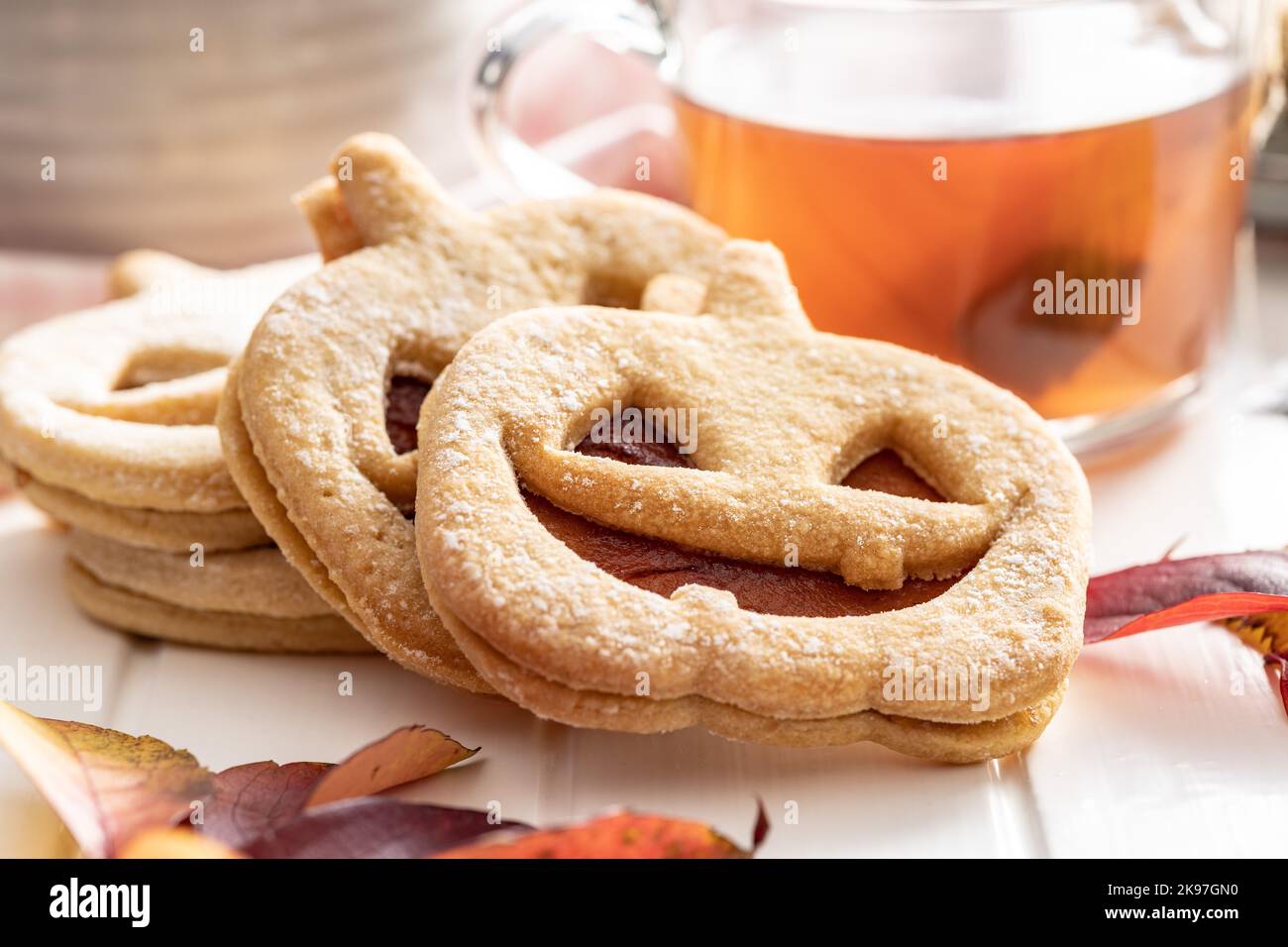 Linzer Kekse in Form eines Halloween Kürbisses auf dem weißen Tisch. Stockfoto