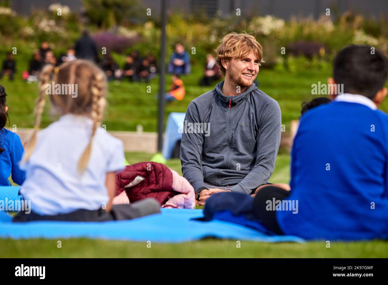 Mayfield Park Manchester, Kinder machen einen Yoga-Kurs Stockfoto