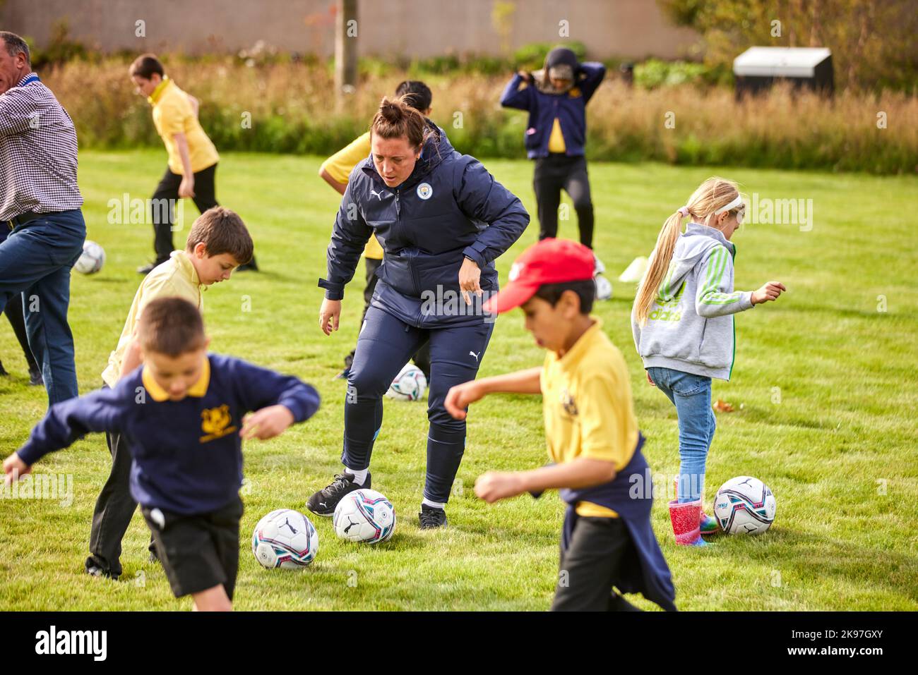 Mayfield Park Manchester, Kind spielt Fußball mit MCFC in der Gemeinde Stockfoto