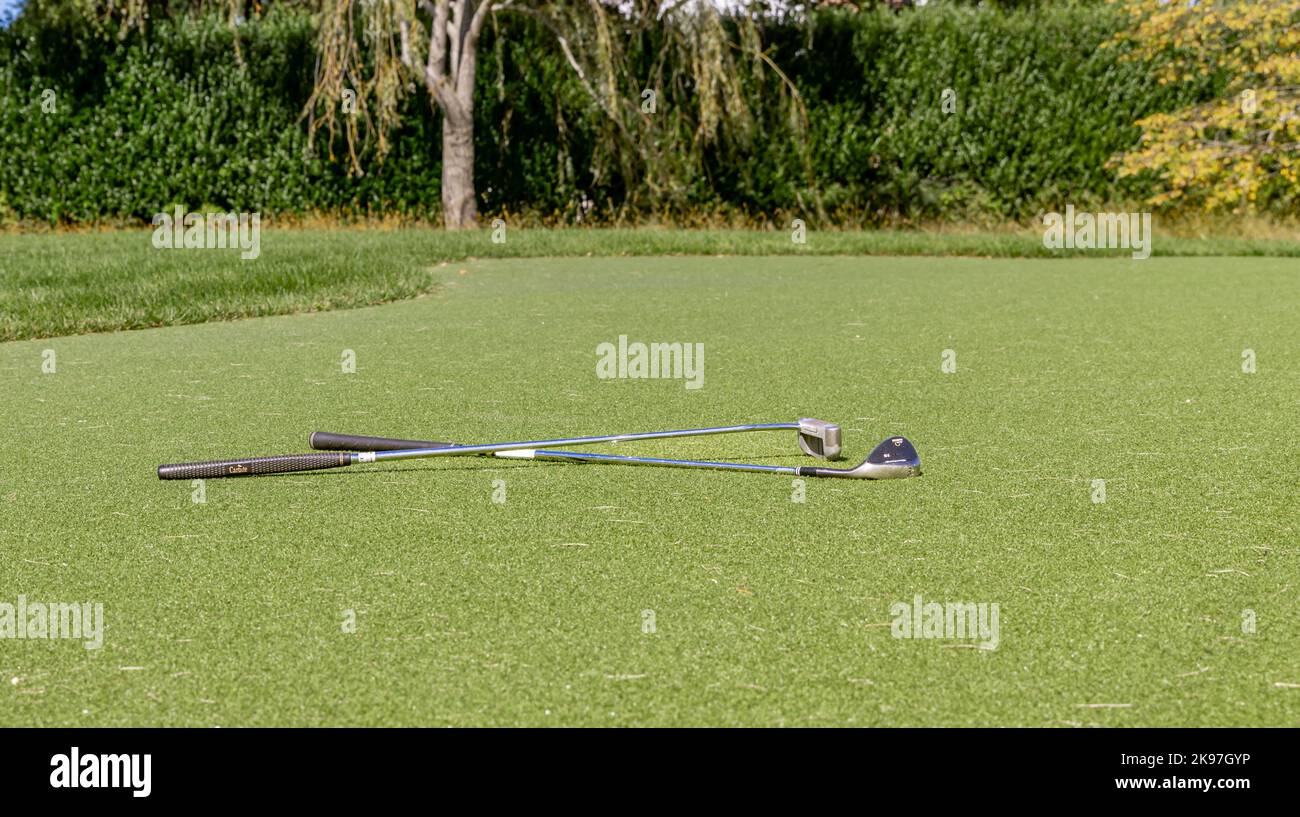 Zwei Putting-Keulen auf einem Putting-Green Stockfoto