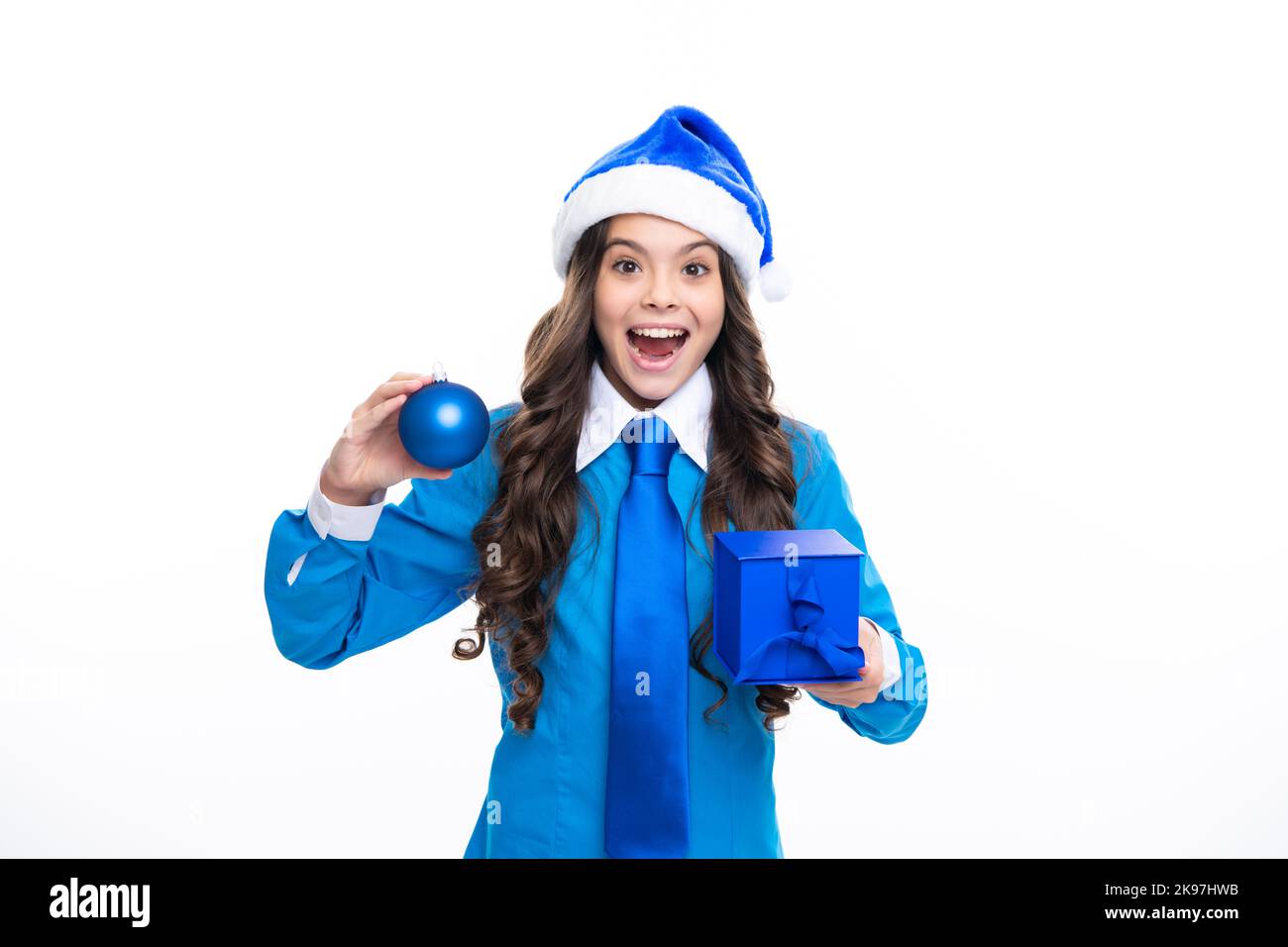 Weihnachtsmann Kind Mädchen. Porträt eines Teenagers Kind Mädchen 12, 13, 14 Jahre alt mit Weihnachts-Geschenkbox. Kind im Winter tragen Holding Geschenk für Neujahr oder Stockfoto