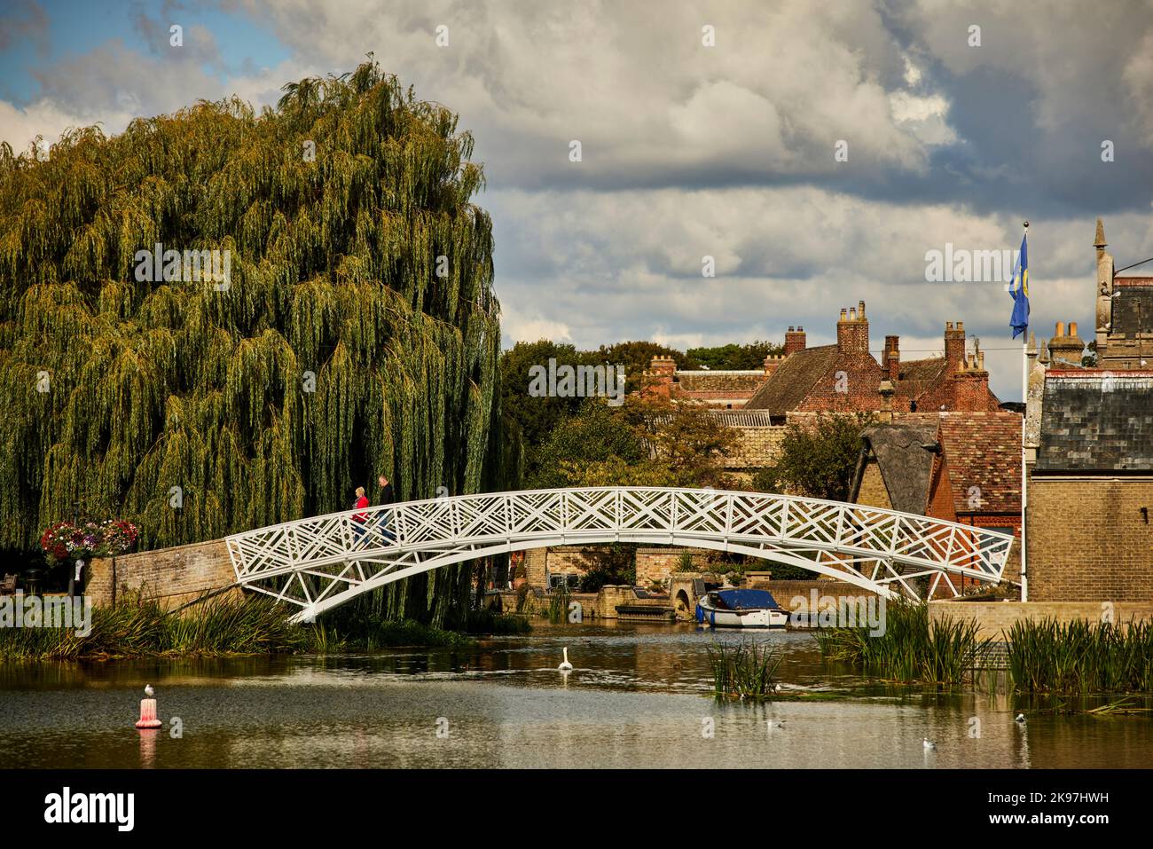 Godmanchester, Huntingdonshire, Cambridgeshire, England. Der Fluss Great Ouse wird von einer Holzbrücke überquert Stockfoto