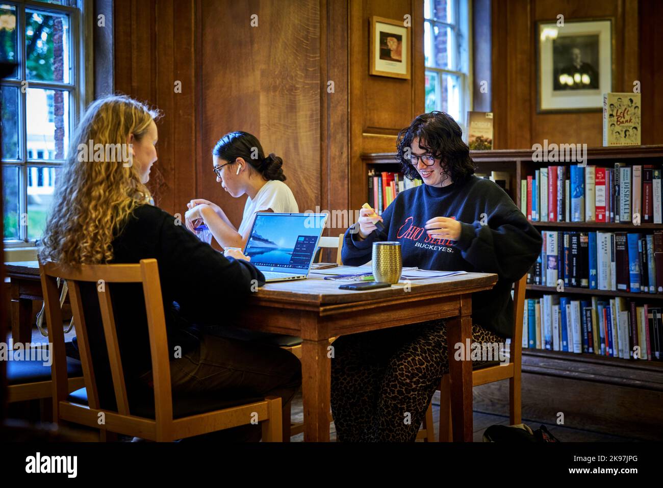 STUDENTEN studieren in einer Bibliothek Owens Park Campus Stockfoto