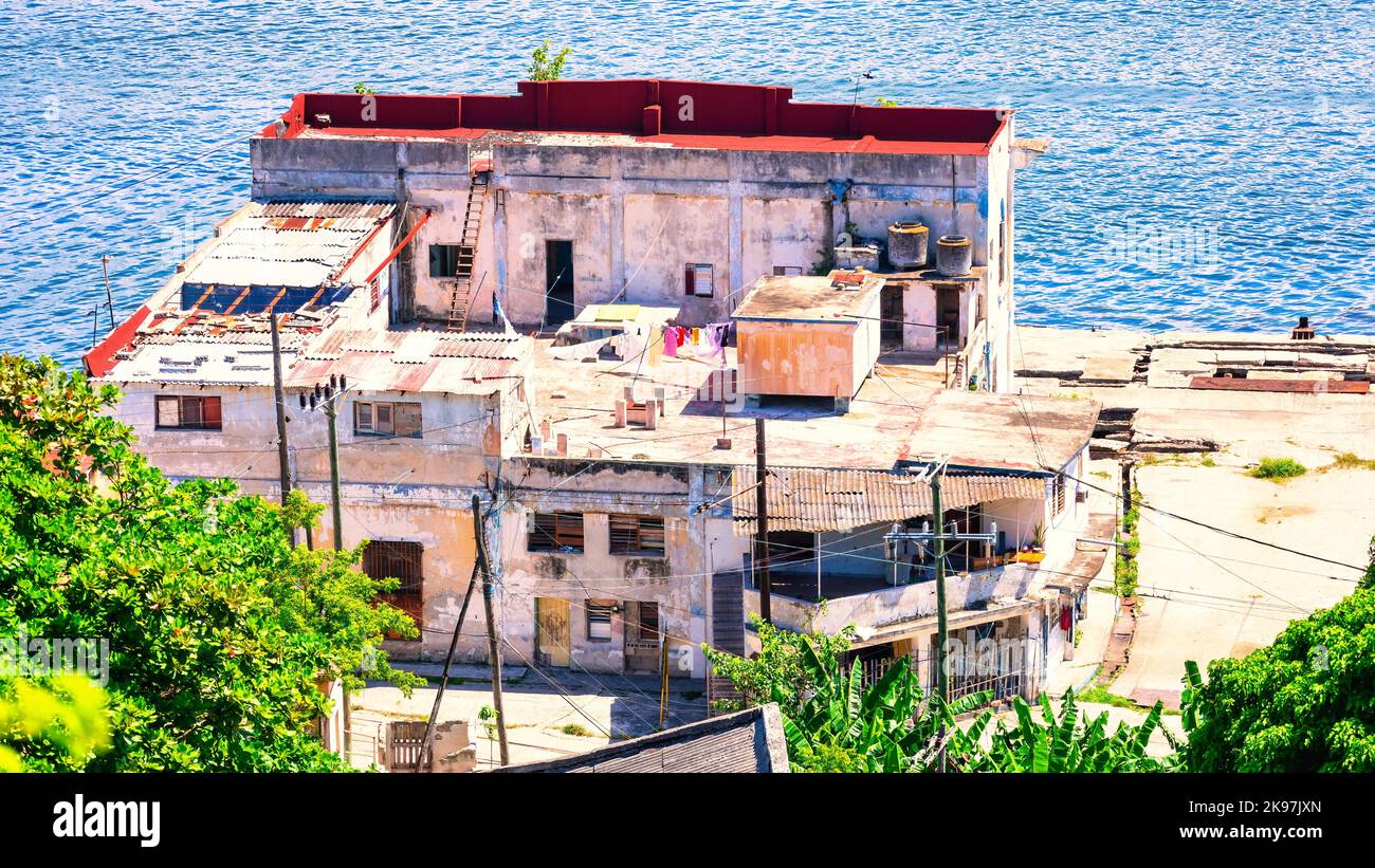 Heruntergekommenes und verwittertes Wohngebäude außen. Die Struktur liegt am Meer und zeigt den Lebensstil der karibischen Insel Stockfoto