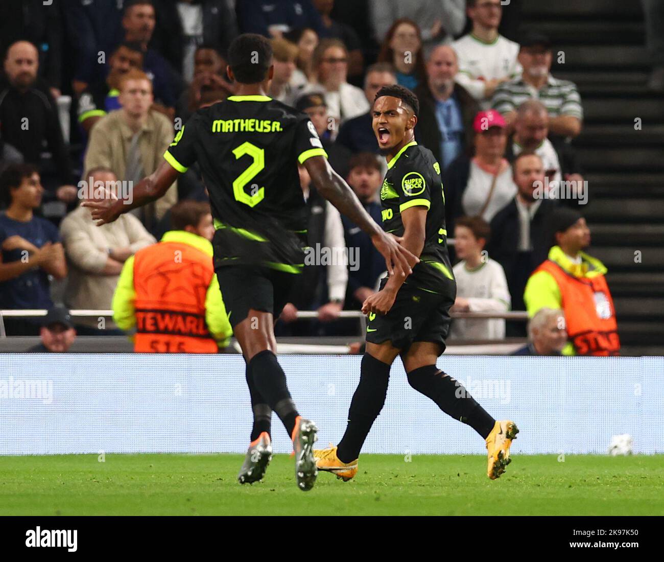 London, England, 26.. Oktober 2022. Marcus Edwards von Sporting Lisbon (r) feiert das erste Tor während des UEFA Champions League-Spiels im Tottenham Hotspur Stadium, London. Bildnachweis sollte lauten: David Klein / Sportimage Stockfoto