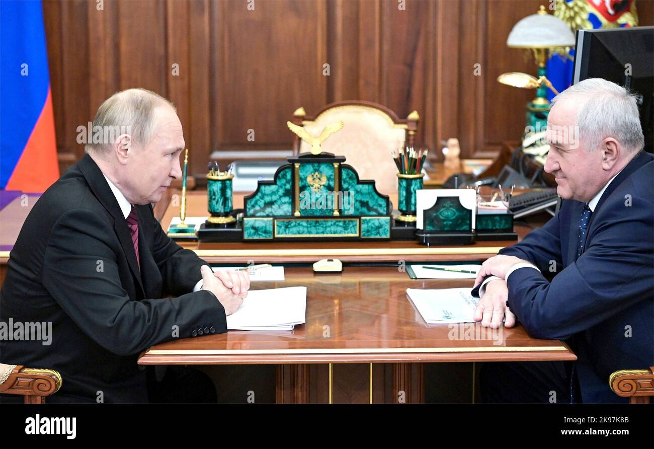 Moskau, Russland. 25. Oktober 2022. Der russische Präsident Wladimir Putin hält am 25. Oktober 2022 in Moskau, Russland, ein Treffen von Angesicht zu Angesicht mit dem Leiter des Föderalen Zolldienstes Vladimir Bulavin, rechts, im Kreml-Büro ab. Kredit: Gavriil Grigorov/Kremlin Pool/Alamy Live Nachrichten Stockfoto