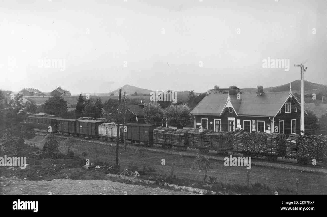Der Bahnhof wurde am 27,9.1894 eröffnet. Bahnhofshaus in einem Holzboden, 1906 erweitert, um Posträume unterzubringen. Klassifiziert zum Stopp am 1.2.1932 und besetzt mit einem Platzwächter bis 1959. Der Bahnhof bleibt als Sommerhaus 1988. Stockfoto