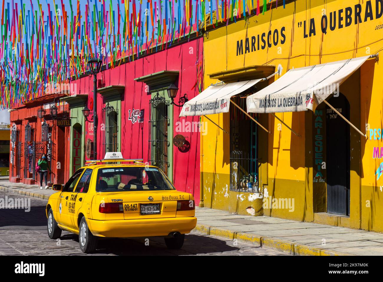 Straßenszene mit Taxi im bunten Oaxaca Mexiko Stockfoto