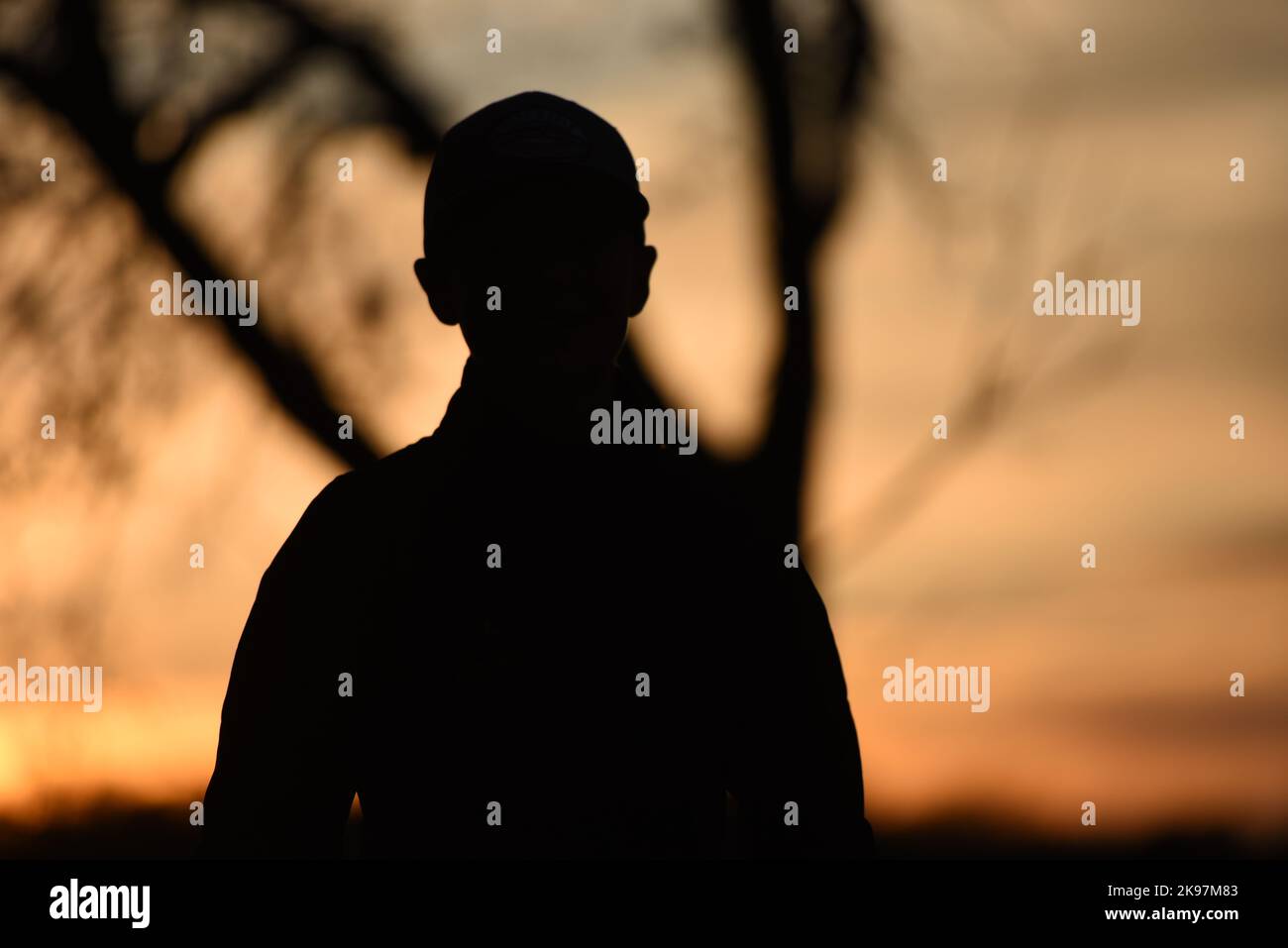 Silhouette der Person mit Sonnenuntergang hinter Stockfoto