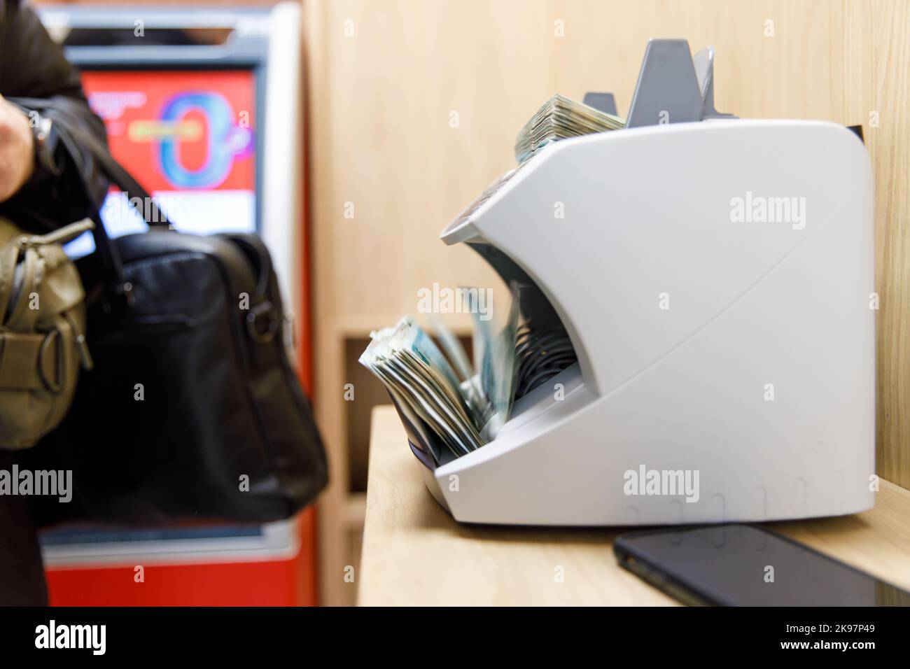 Eine Maschine, die Rechnungen in einer Bankfiliale zählt Stockfoto