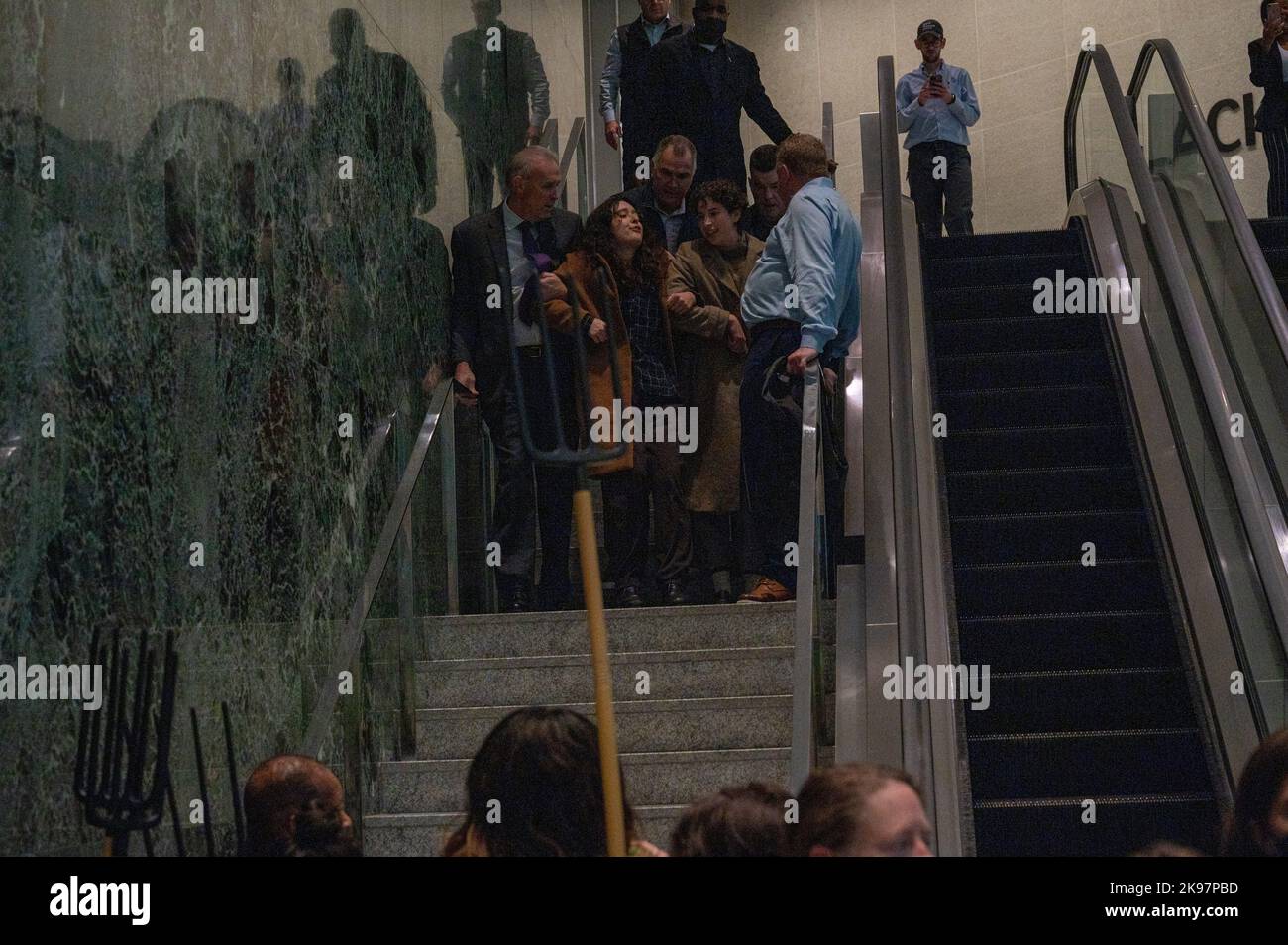 New York, USA. 26. Oktober 2022. Umweltaktivisten protestieren in der Lobby des BlackRock-Hauptquartiers in Manhattan als Teil der #OccupyParkAve, einer einwöchigen Protestserie, die die Aufmerksamkeit auf den Klimawandel lenken und den zehnten Jahrestag des Hurrikans Sandy, der New York am 26. Oktober 2022 in New York beeinflusst, markieren sollte. Die Polizei von New York verhaftete zehn Demonstranten. (Foto: Matthew Rodier/Sipa USA) Quelle: SIPA USA/Alamy Live News Stockfoto