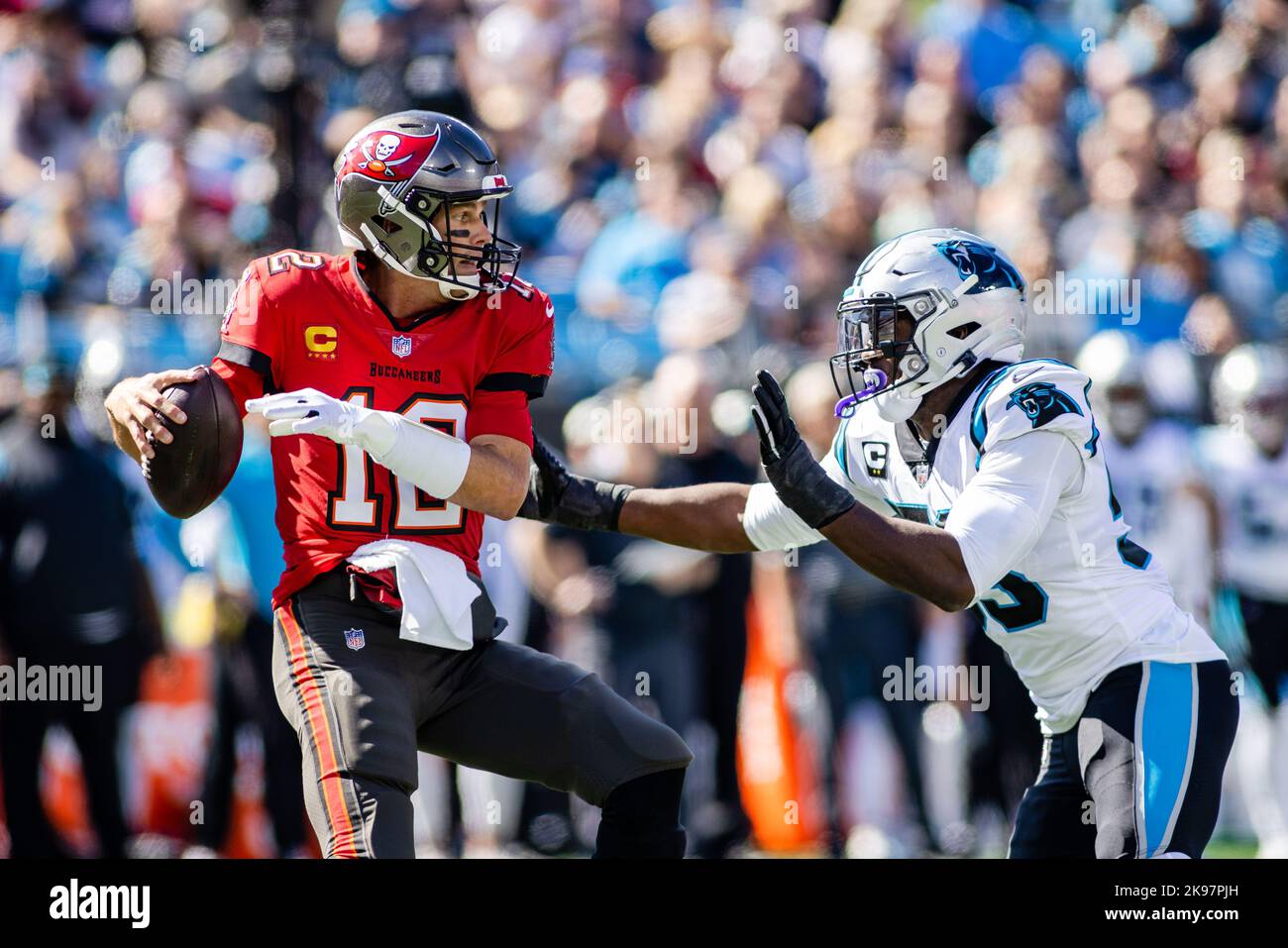 Charlotte, NC, USA. 23. Oktober 2022. Tom Brady (12) wird im ersten Quartal des NFL-Matchup in Charlotte, NC, vom defensiven Ende von Carolina Panthers, Brian Burns (53), geplündert. (Scott Kinser/Cal Sport Media). Kredit: csm/Alamy Live Nachrichten Stockfoto