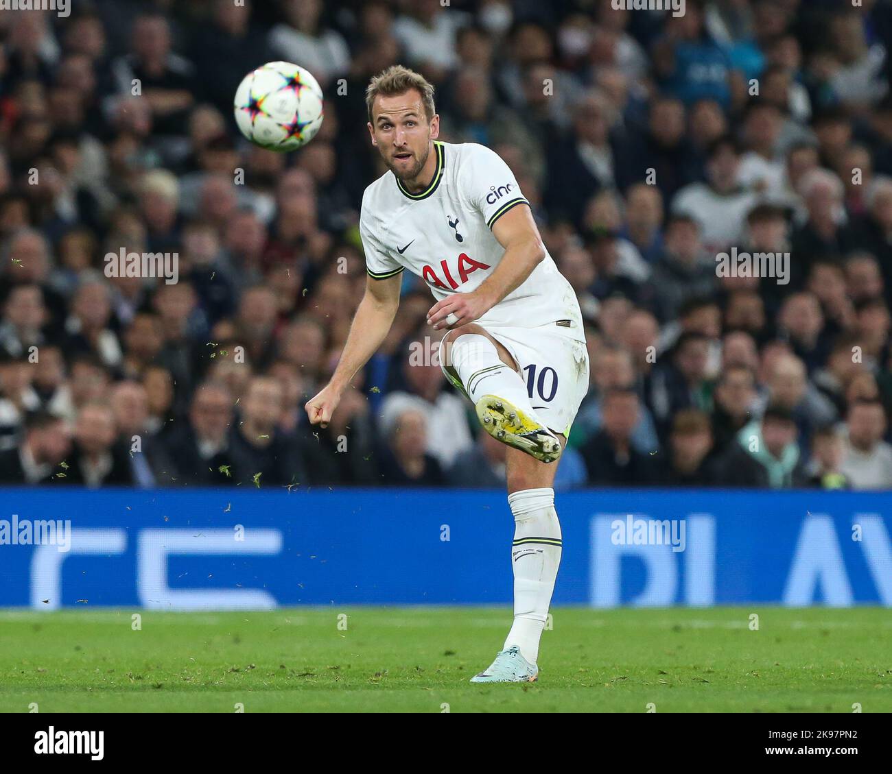 Harry Kane #10 von Tottenham Hotspur passiert den Ball während des UEFA Champions League Spiels Tottenham Hotspur vs Sporting Lisbon im Tottenham Hotspur Stadium, London, Vereinigtes Königreich, 26.. Oktober 2022 (Foto von Arron Gent/News Images) Kredit: News Images LTD/Alamy Live News Stockfoto