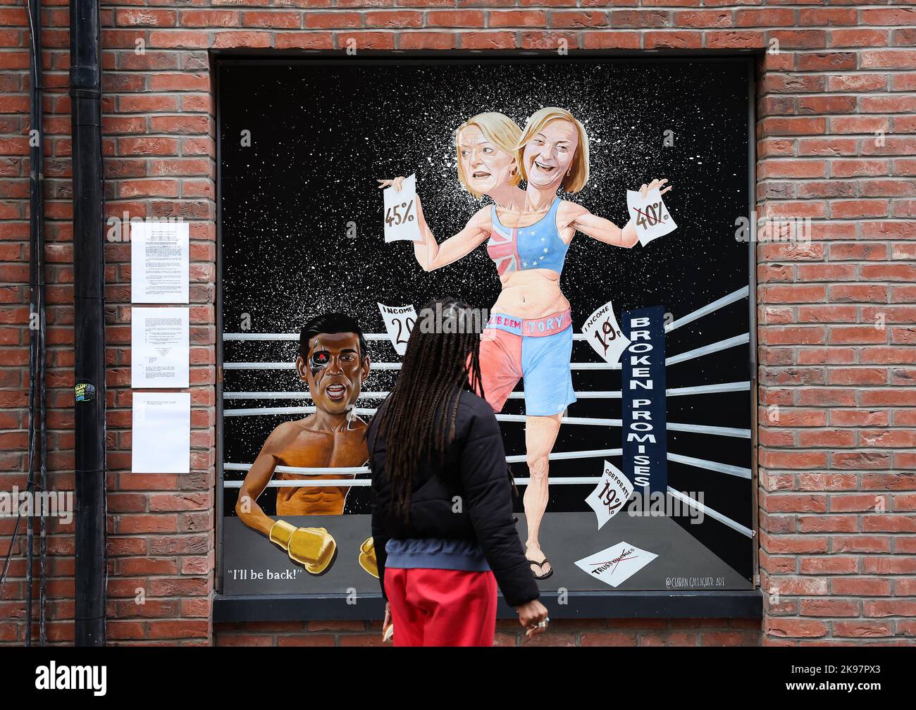 Ein Wandgemälde, das den Führungswettbewerb der Konservativen Partei zwischen Liz Truss und Rishi Sunak in der Hill Street in Belfast, Nordirland, zeigt Stockfoto