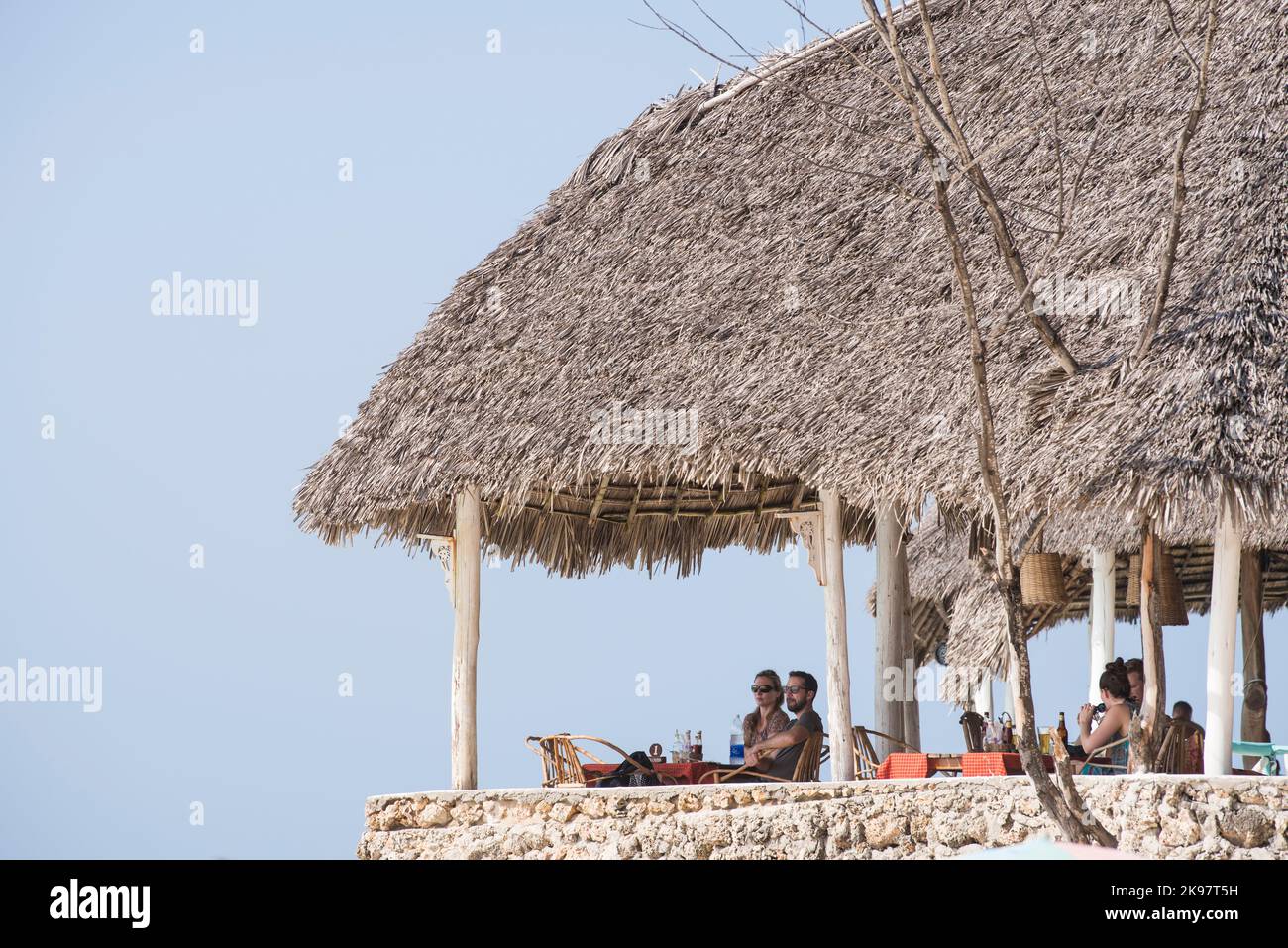 Sansibar, Tansania - Januar 02,2019: Restaurant an der Küste der Insel Sansibar. Stockfoto