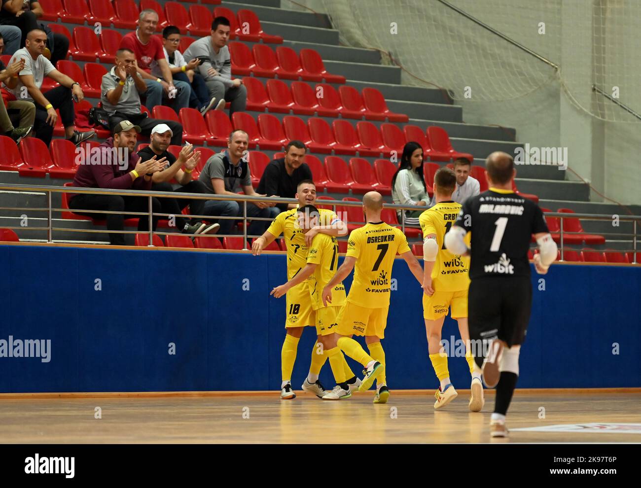 Makarska, Kroatien. 26. Oktober 2022, Spieler von Pula feiern ein Tor während der UEFA Futsal Champions League Hauptrunde Pfad Eine Gruppe 2 zwischen Sporting CP und Pula im Town Sports Center am 25. Oktober 2022 in Makarska, Kroatien. Foto: Matko Begovic/PIXSELL Stockfoto